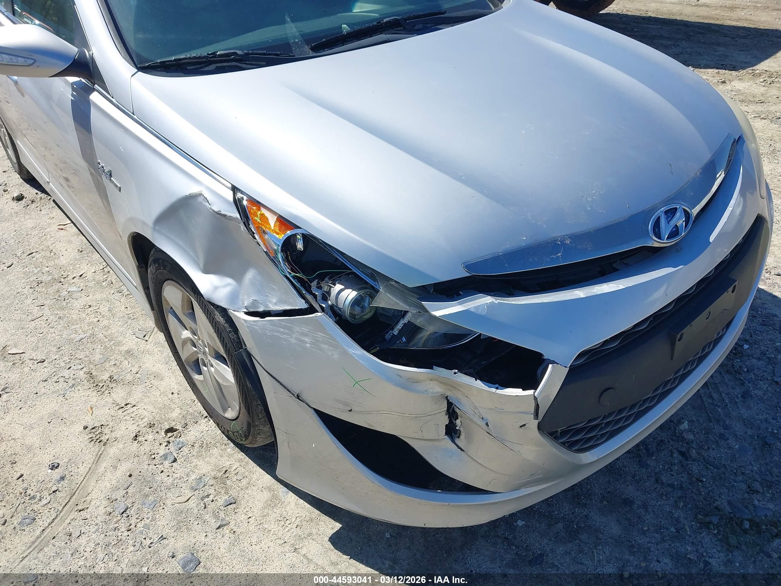 2011 Hyundai Sonata Hybrid   Silver vin: KMHEC4A41BA002418