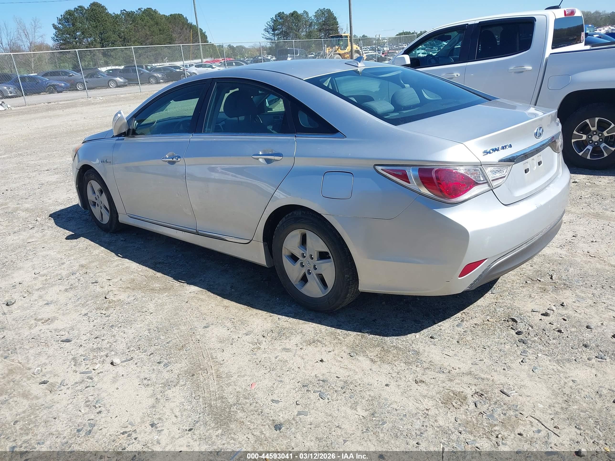2011 Hyundai Sonata Hybrid   Silver vin: KMHEC4A41BA002418