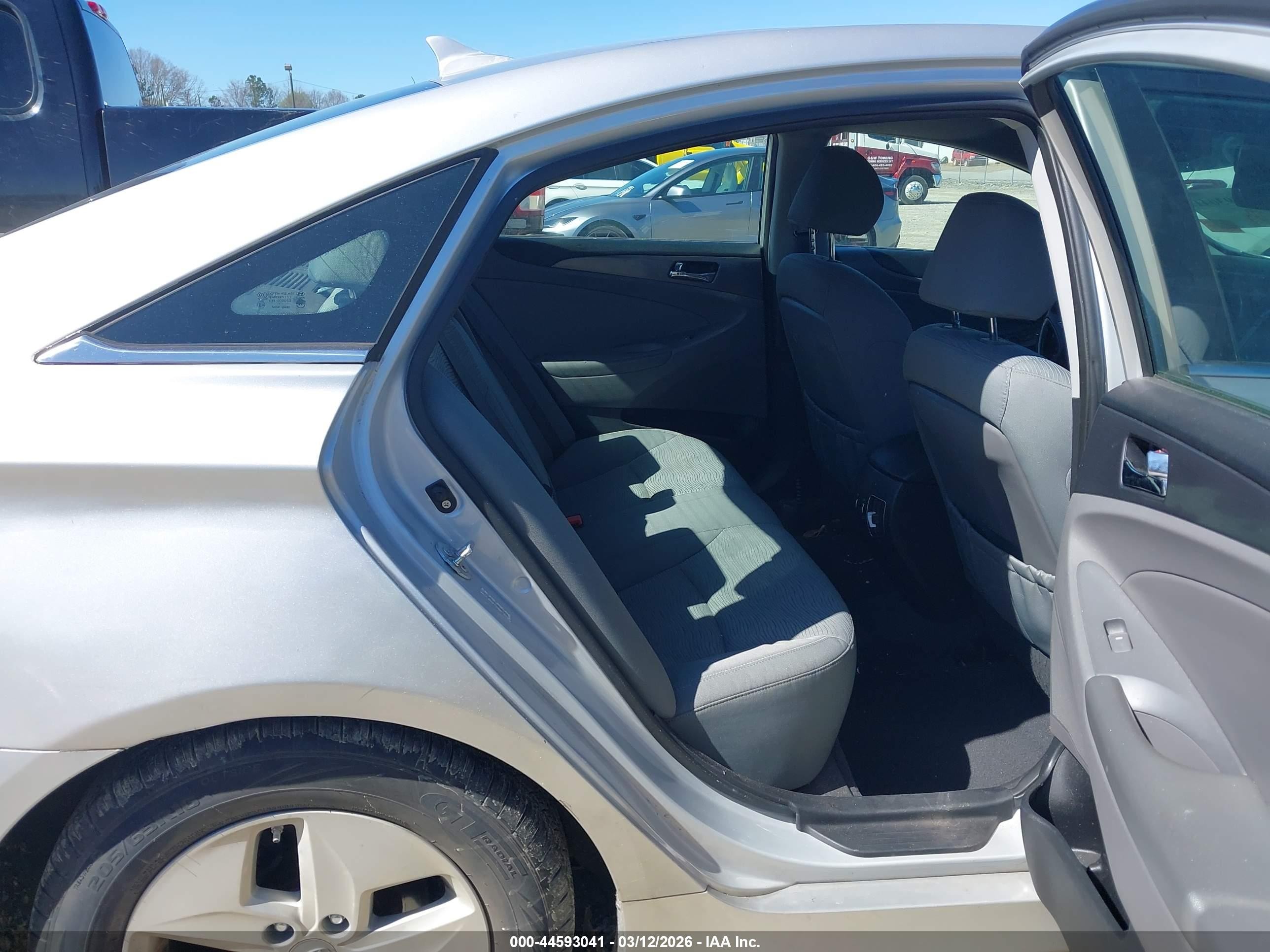2011 Hyundai Sonata Hybrid   Silver vin: KMHEC4A41BA002418