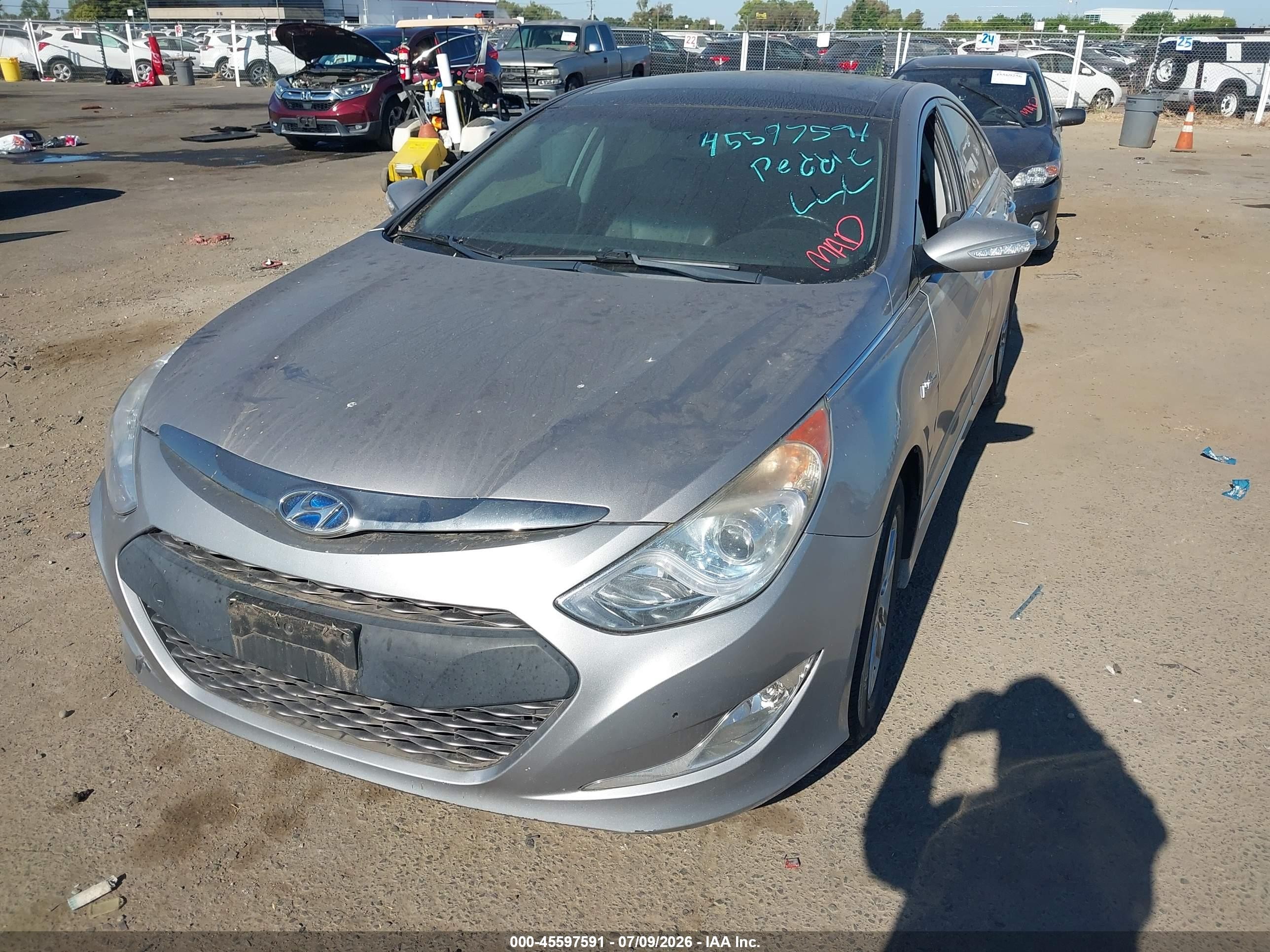 2011 Hyundai Sonata Hybrid   Серебряный vin: KMHEC4A41BA003827