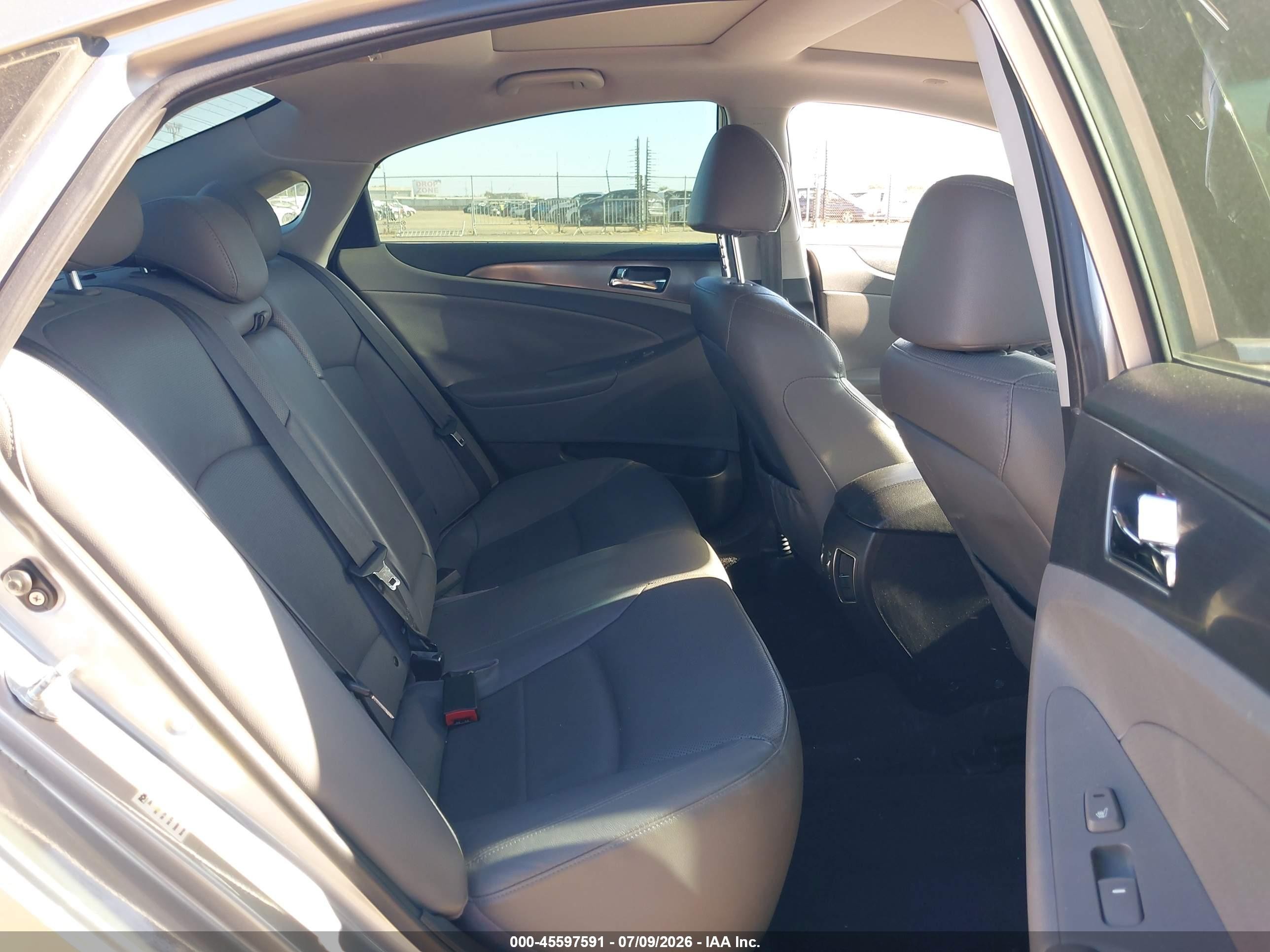 2011 Hyundai Sonata Hybrid   Серебряный vin: KMHEC4A41BA003827