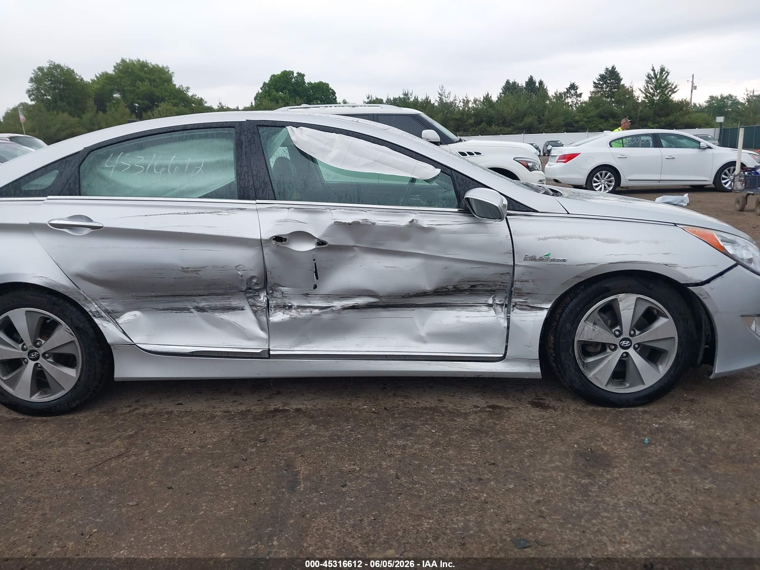 2012 Hyundai Sonata Hybrid   Silver vin: KMHEC4A41CA028812