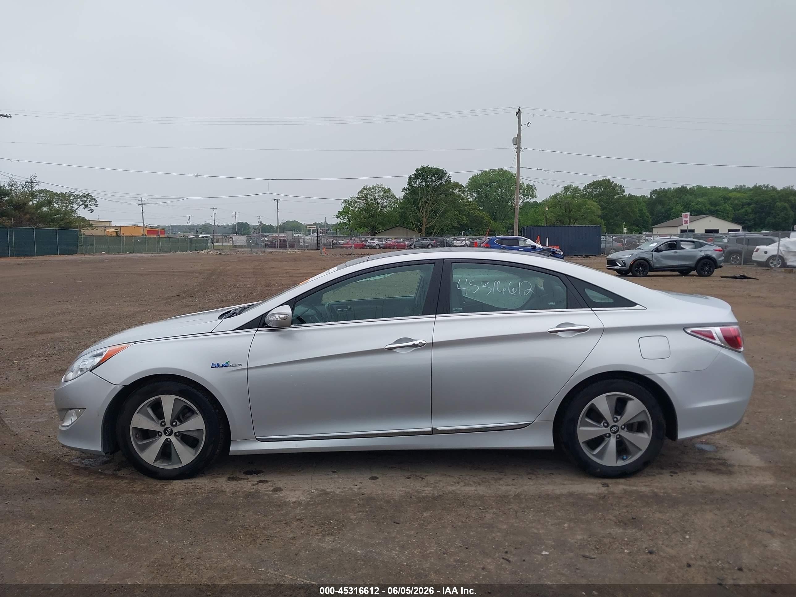 2012 Hyundai Sonata Hybrid   Silver vin: KMHEC4A41CA028812