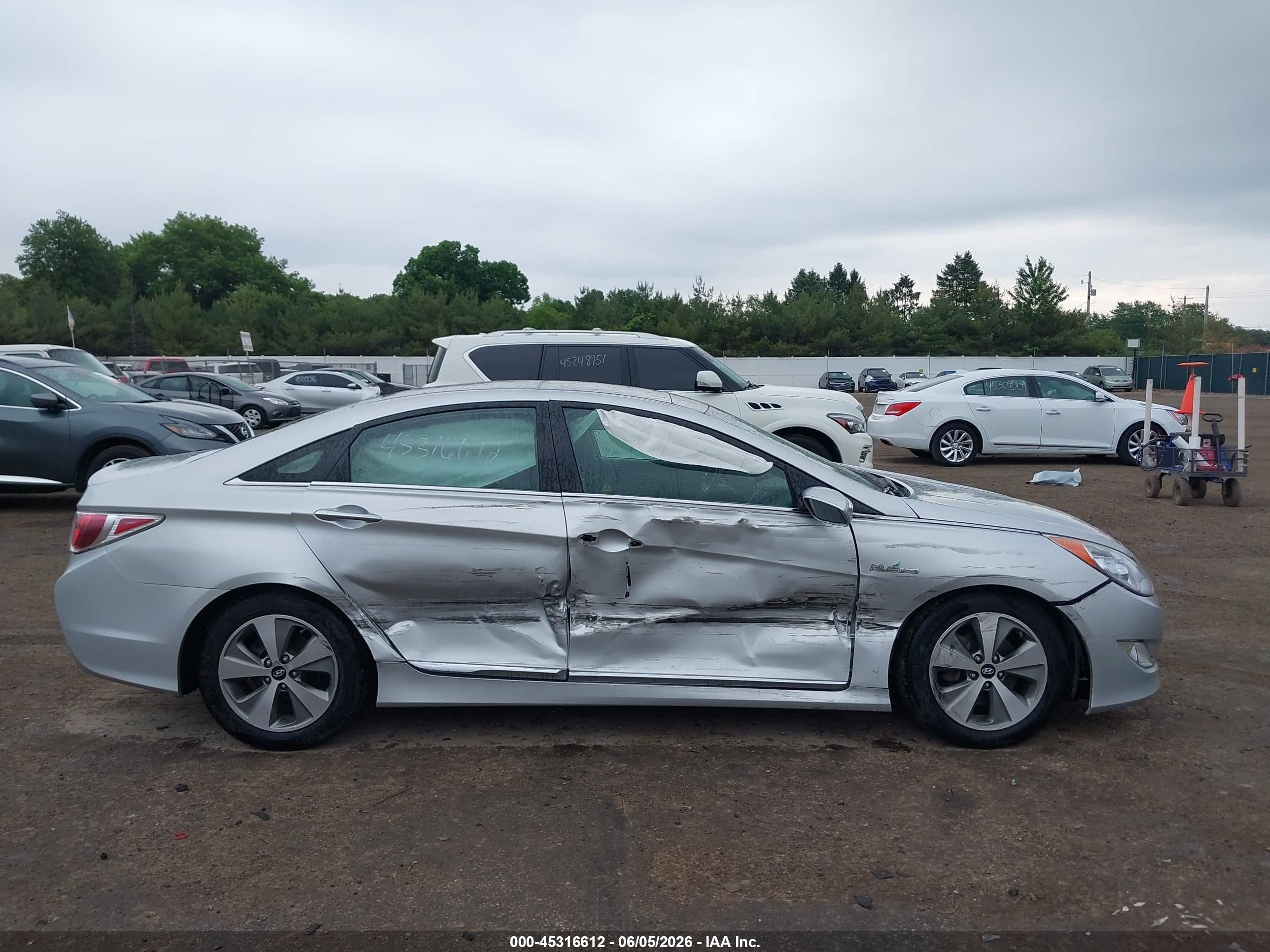 2012 Hyundai Sonata Hybrid   Silver vin: KMHEC4A41CA028812