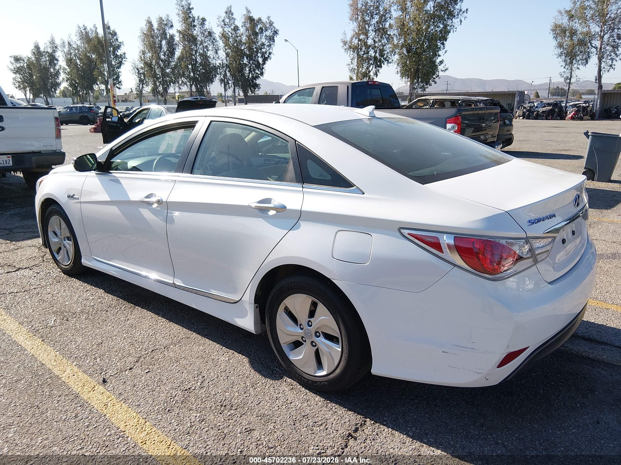 2015 Hyundai Sonata Hybrid   White vin: KMHEC4A41FA133080