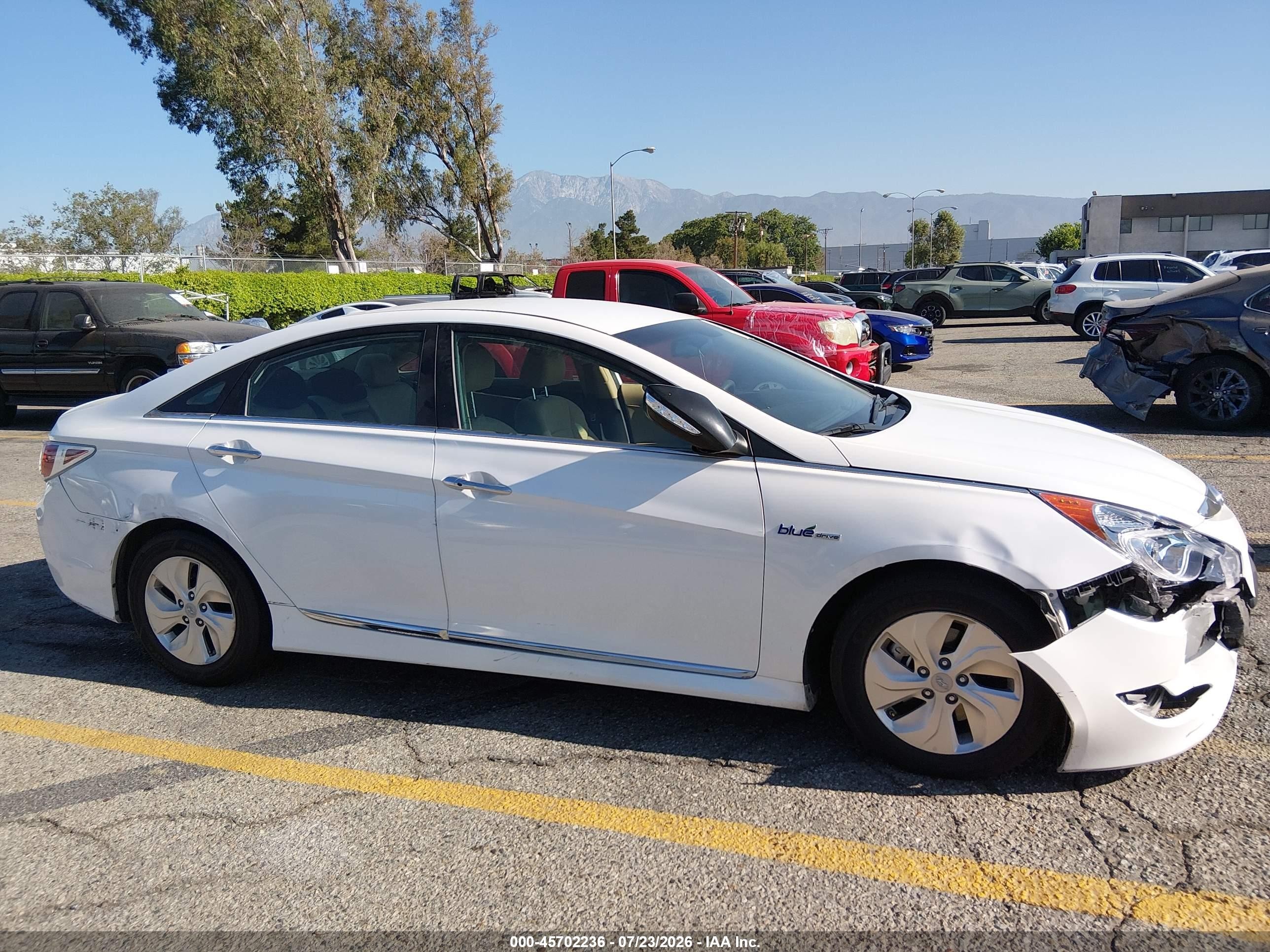 2015 Hyundai Sonata Hybrid   White vin: KMHEC4A41FA133080