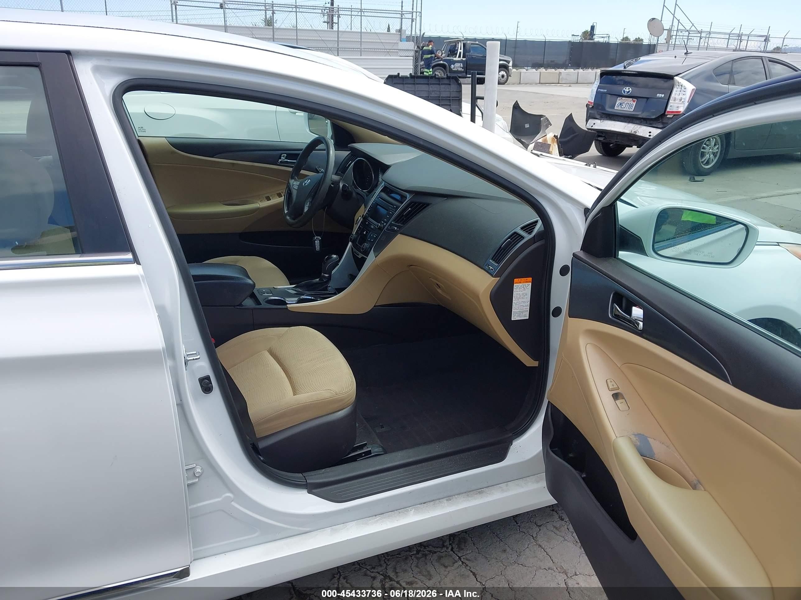 2015 Hyundai Sonata Hybrid   White vin: KMHEC4A41FA138280