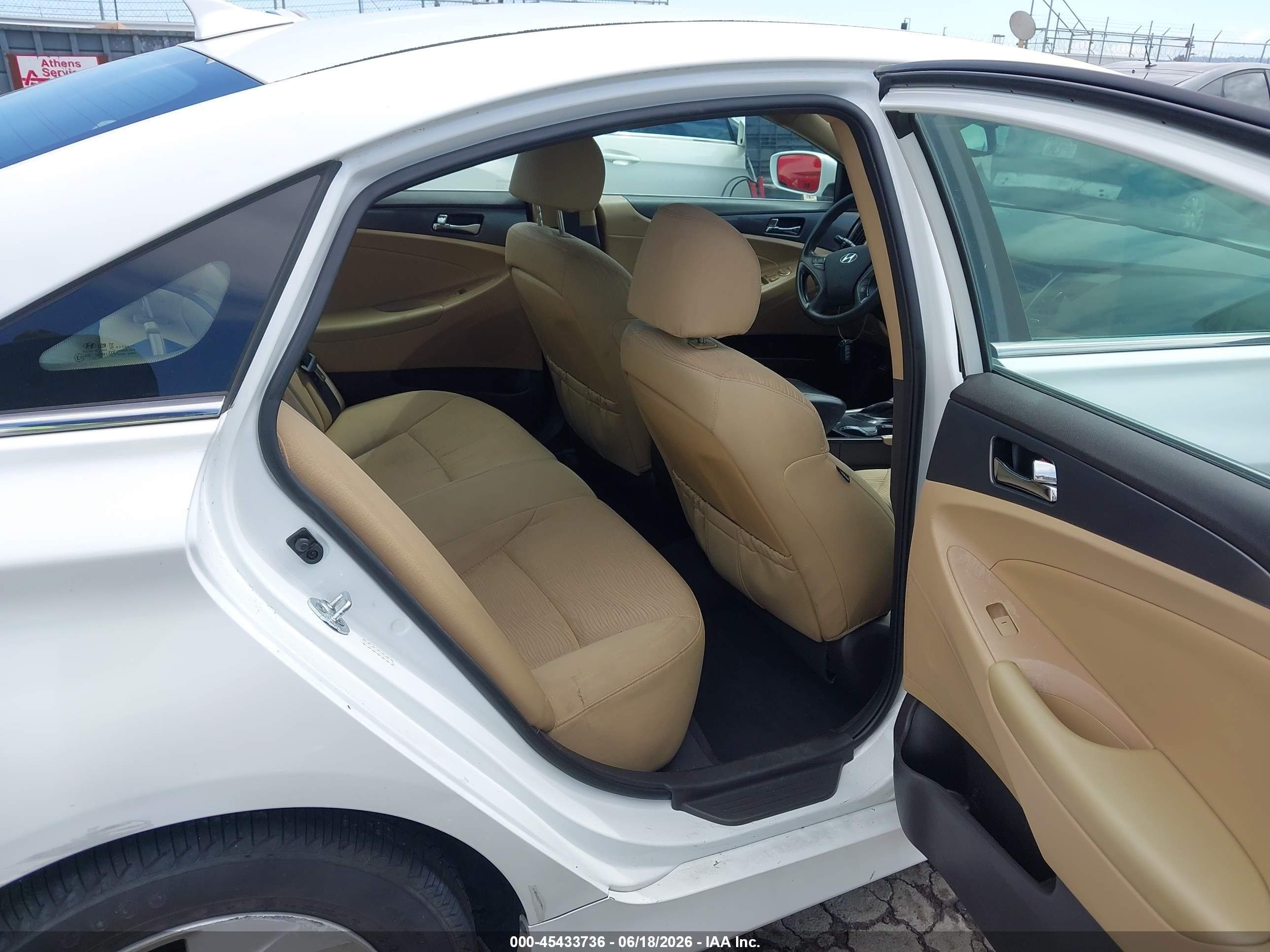 2015 Hyundai Sonata Hybrid   White vin: KMHEC4A41FA138280