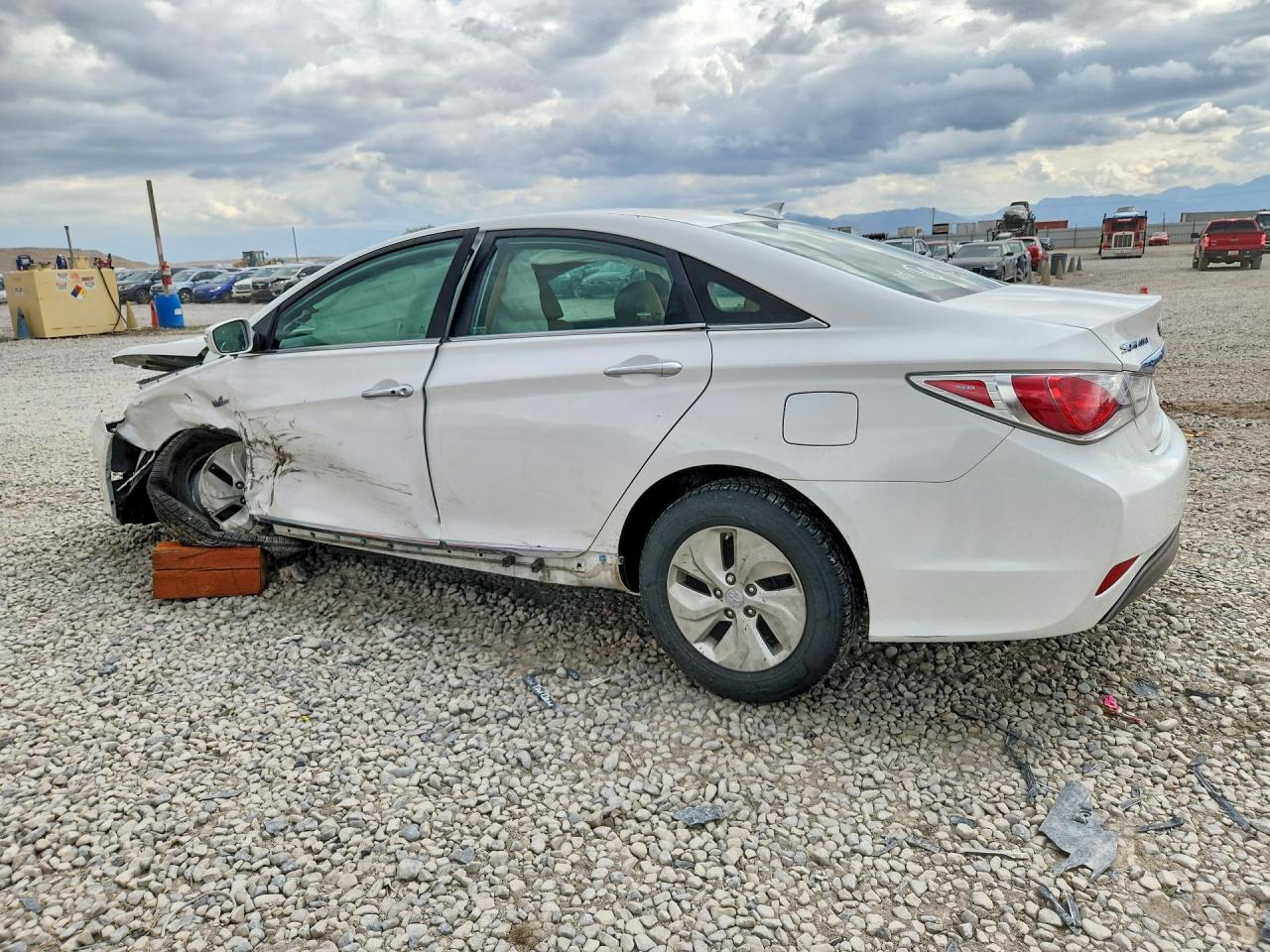 2015 Hyundai Sonata Hybrid Base Белый vin: KMHEC4A41FA139848
