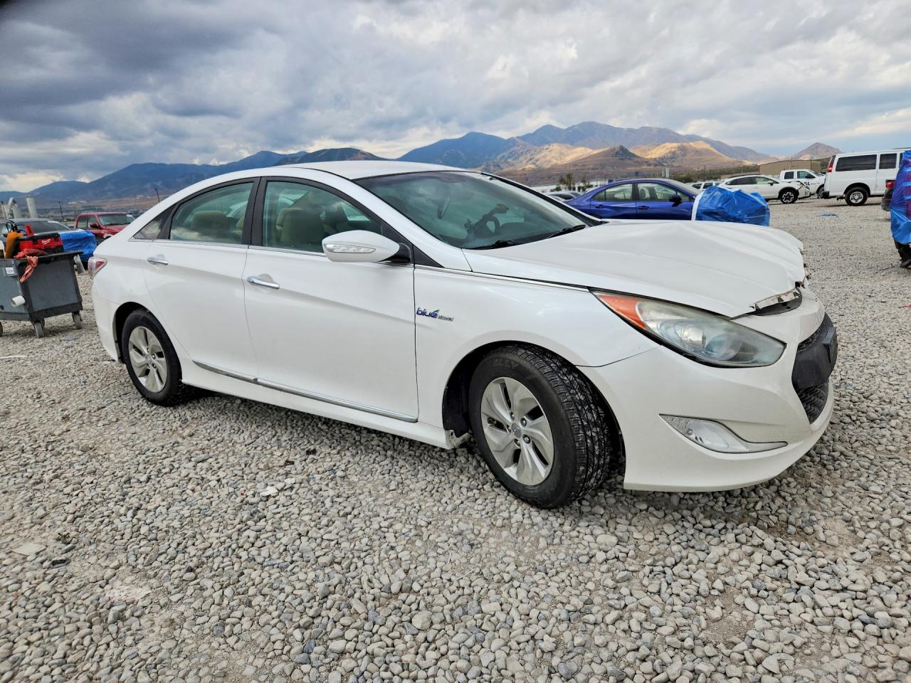 2015 Hyundai Sonata Hybrid Base Белый vin: KMHEC4A41FA139848
