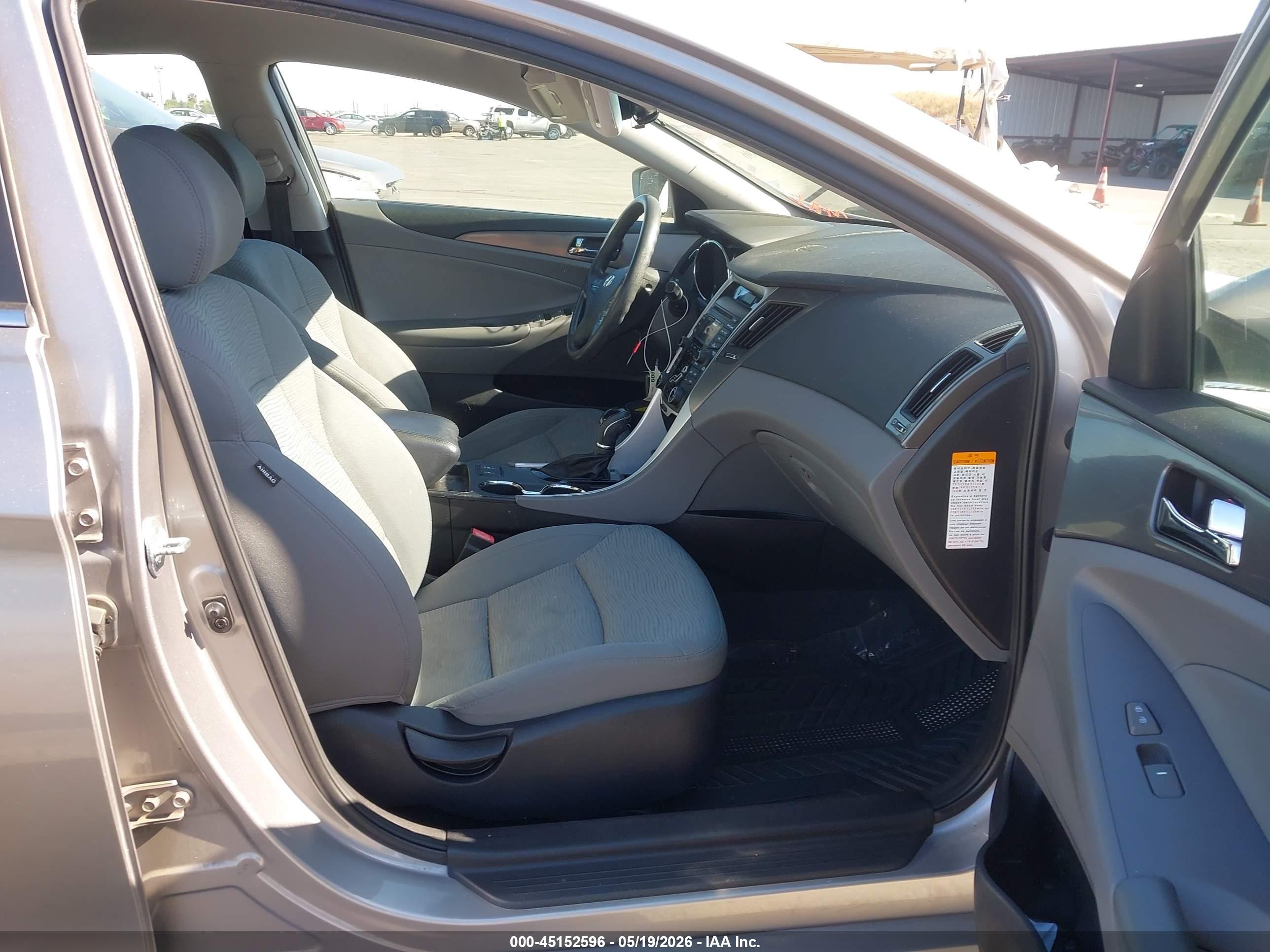 2013 Hyundai Sonata Hybrid   Silver vin: KMHEC4A42DA077809