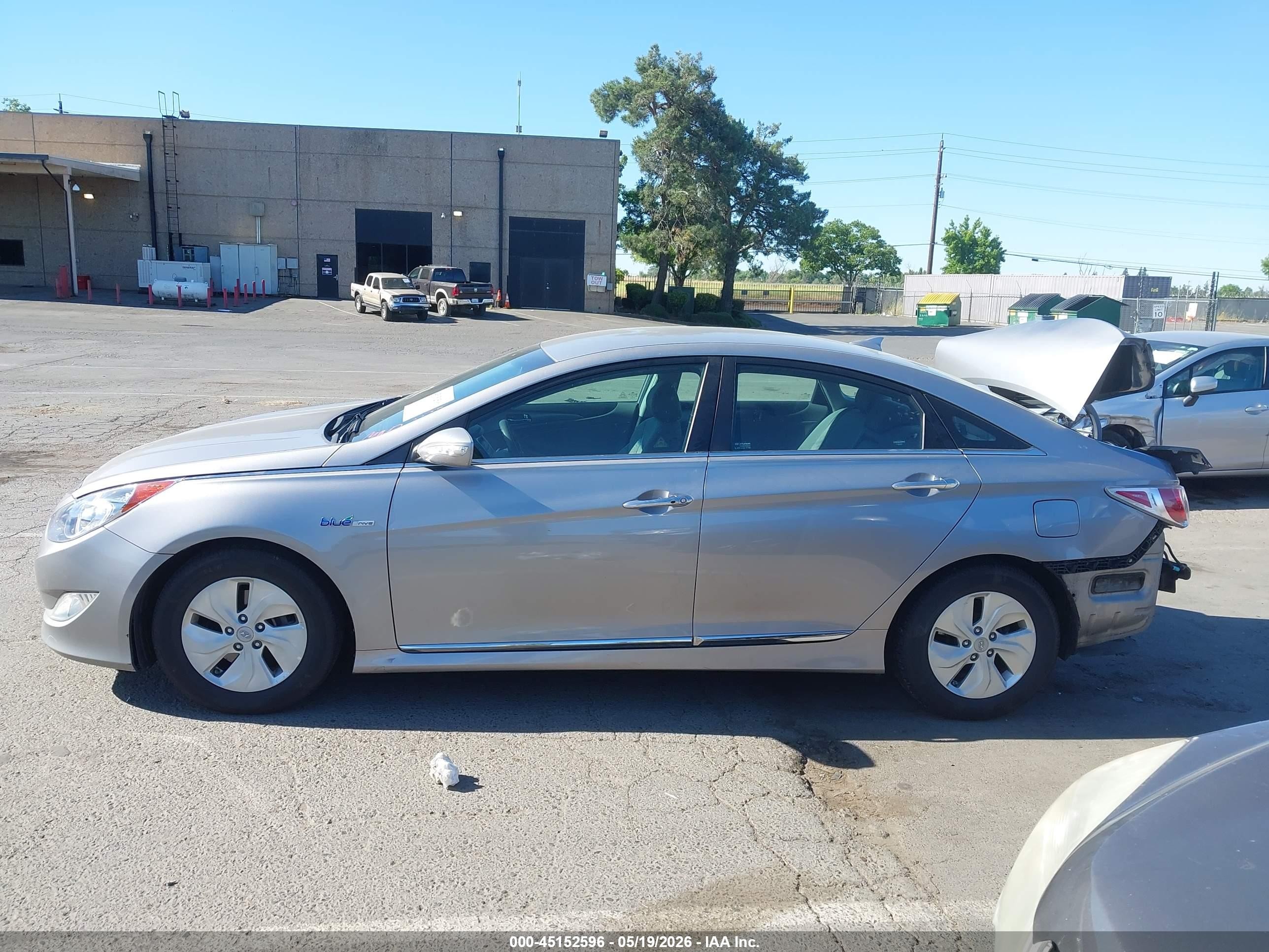 2013 Hyundai Sonata Hybrid   Silver vin: KMHEC4A42DA077809