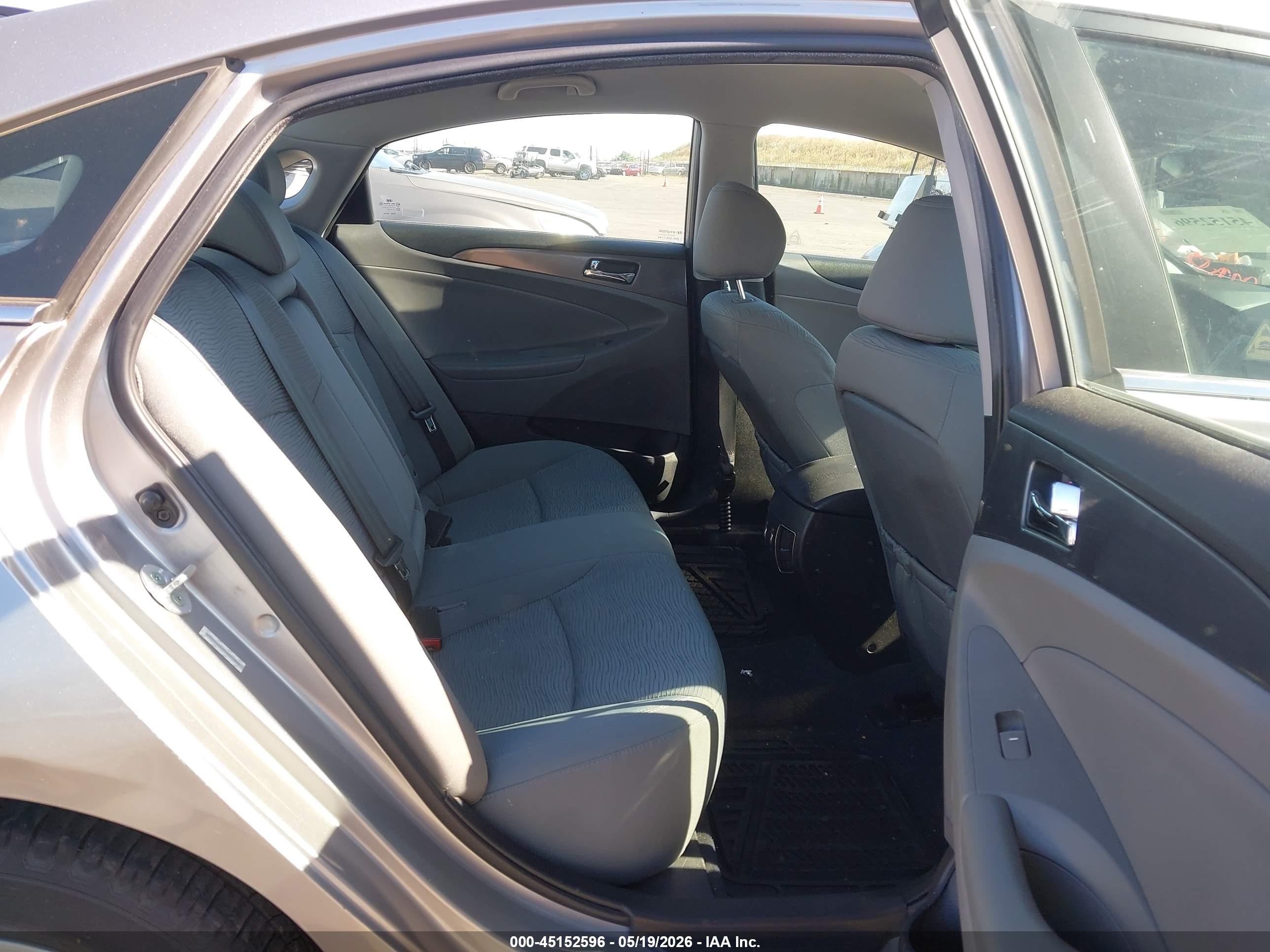 2013 Hyundai Sonata Hybrid   Silver vin: KMHEC4A42DA077809