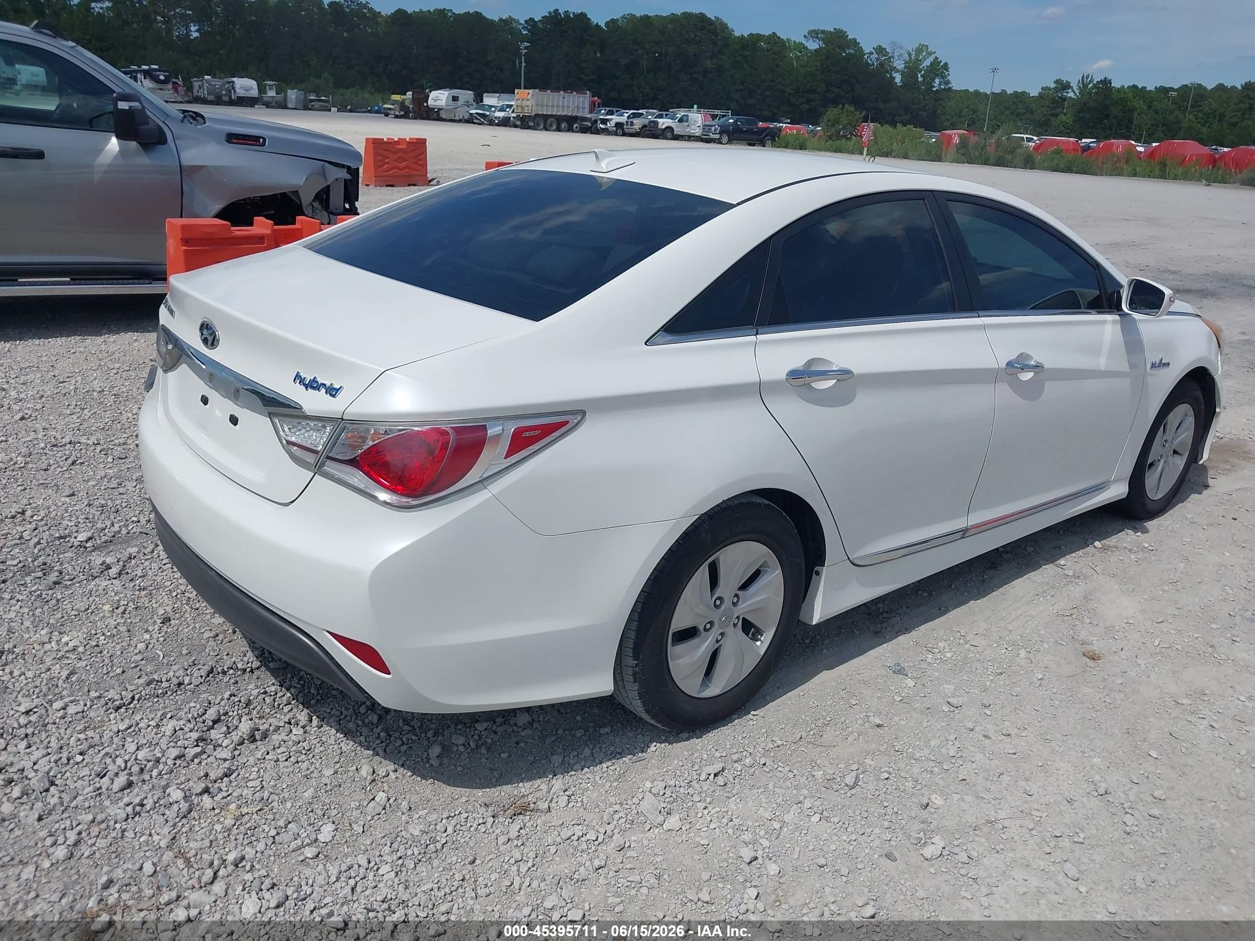 2015 Hyundai Sonata Hybrid   Белый vin: KMHEC4A42FA120077