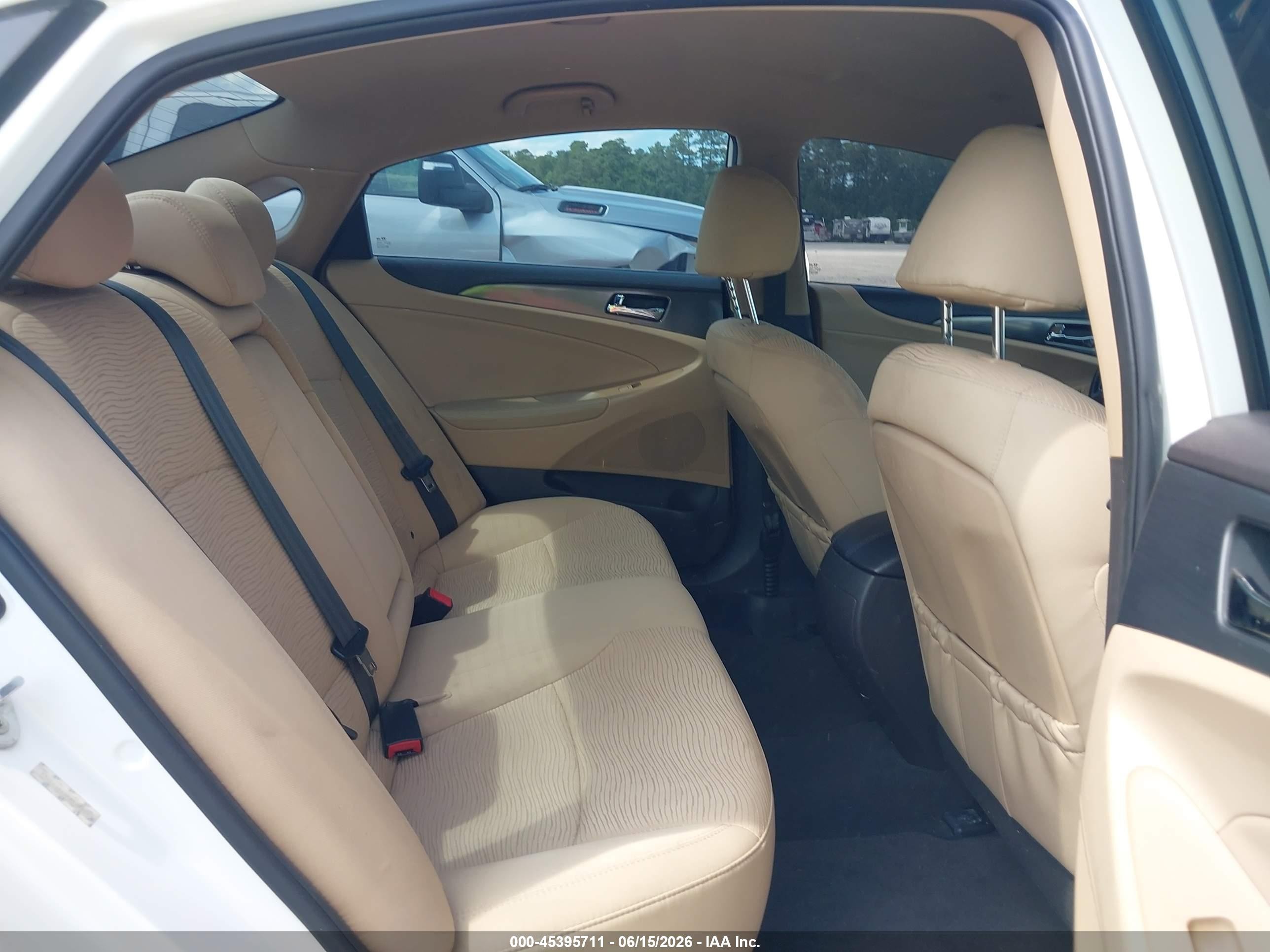 2015 Hyundai Sonata Hybrid   Белый vin: KMHEC4A42FA120077