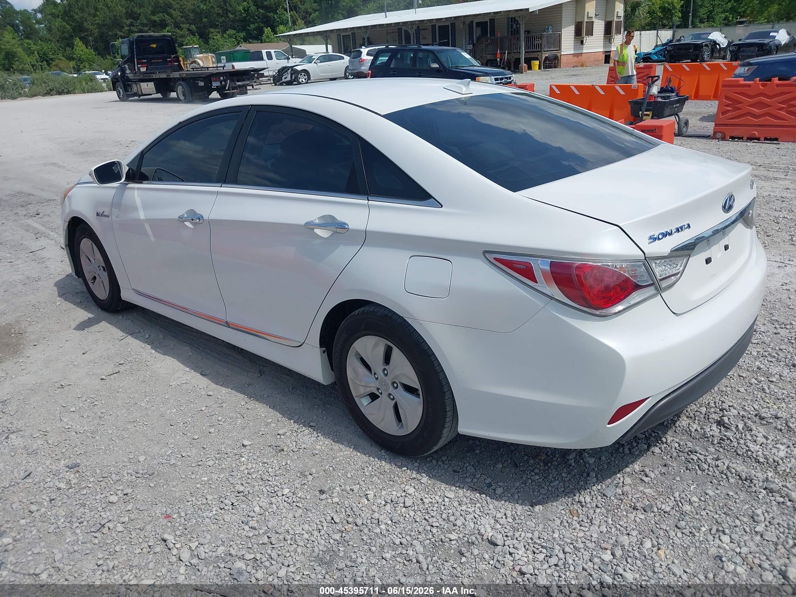 2015 Hyundai Sonata Hybrid   Белый vin: KMHEC4A42FA120077