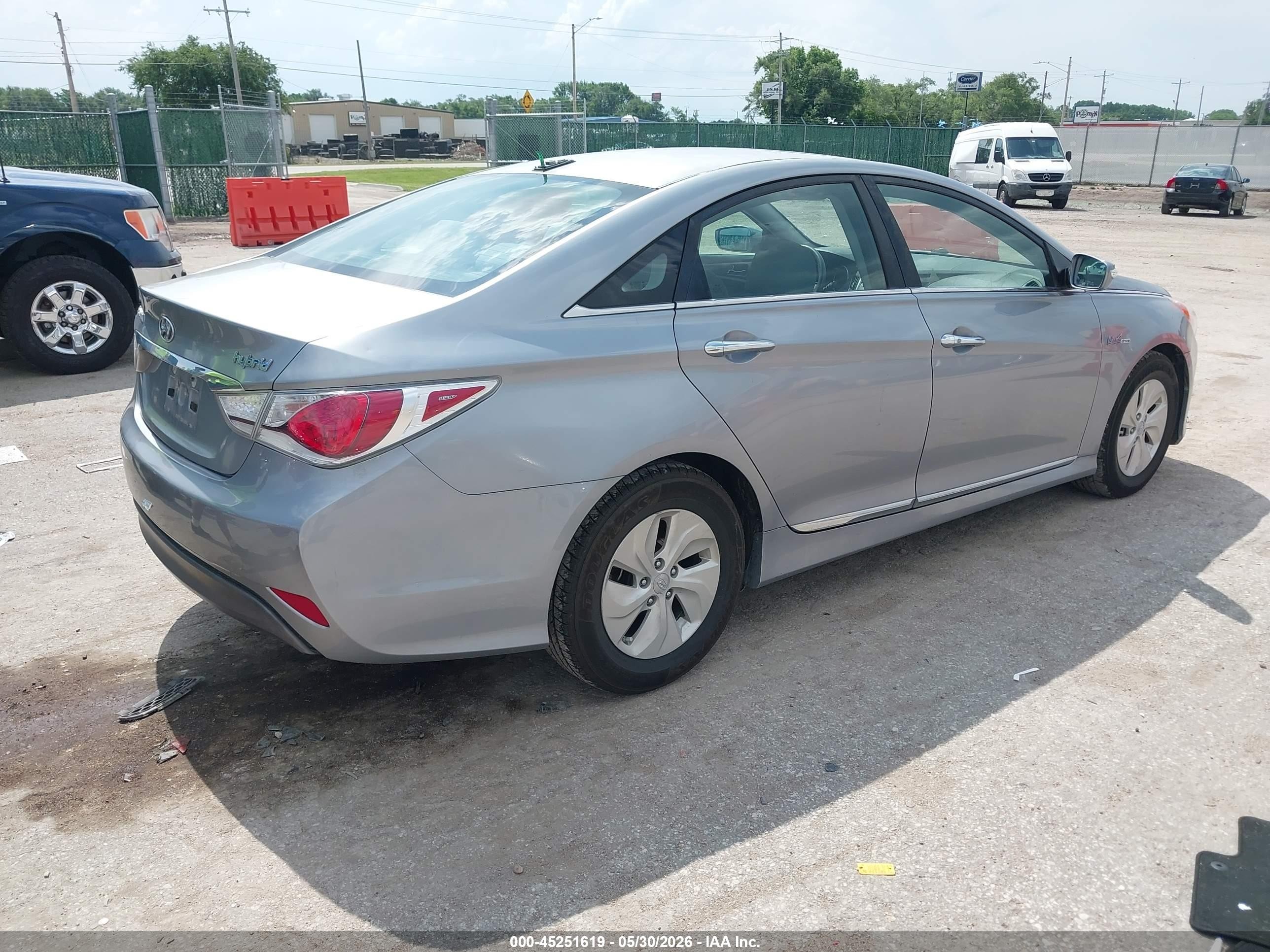 2015 Hyundai Sonata Hybrid   Silver vin: KMHEC4A42FA120693