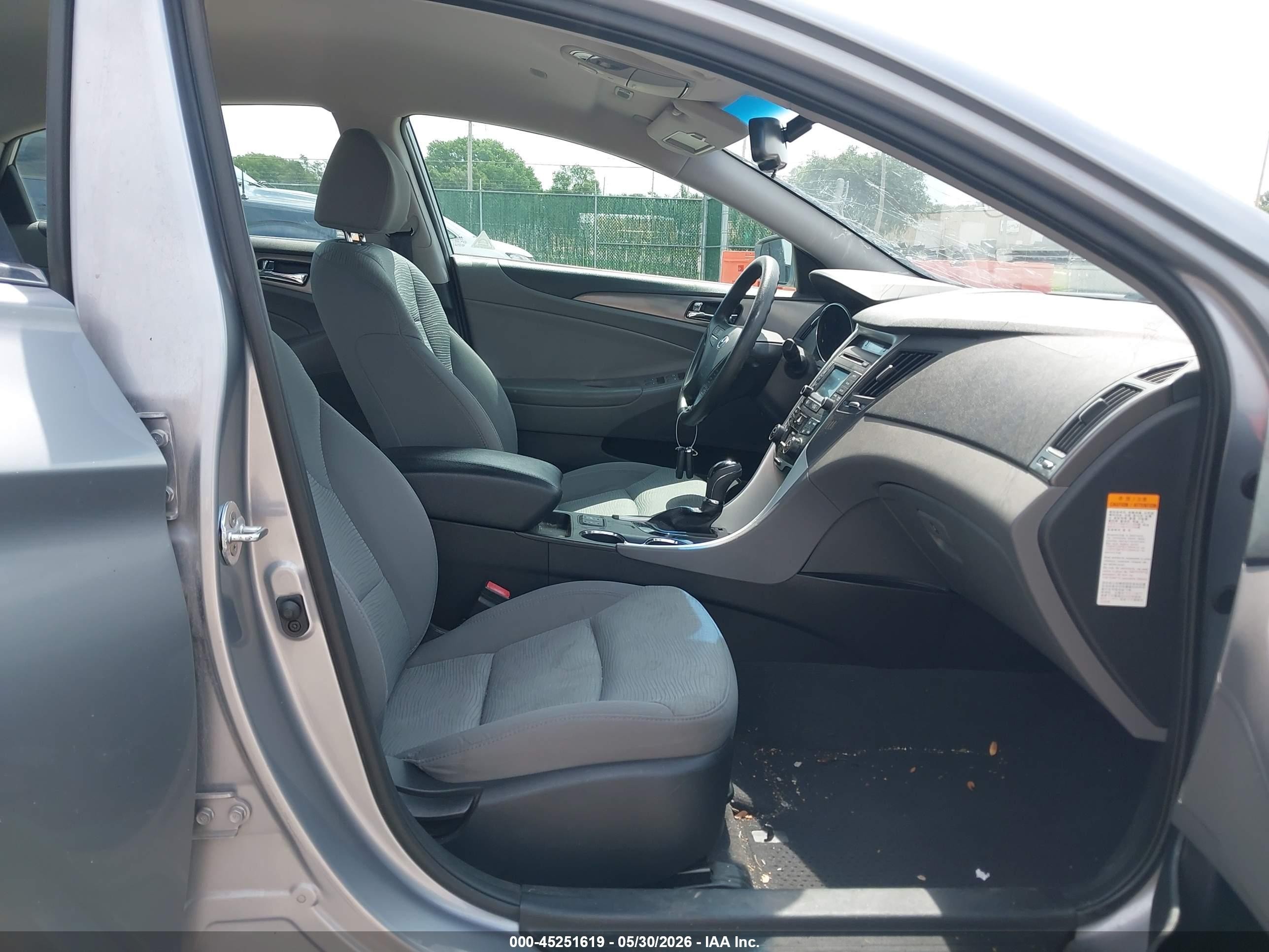 2015 Hyundai Sonata Hybrid   Silver vin: KMHEC4A42FA120693