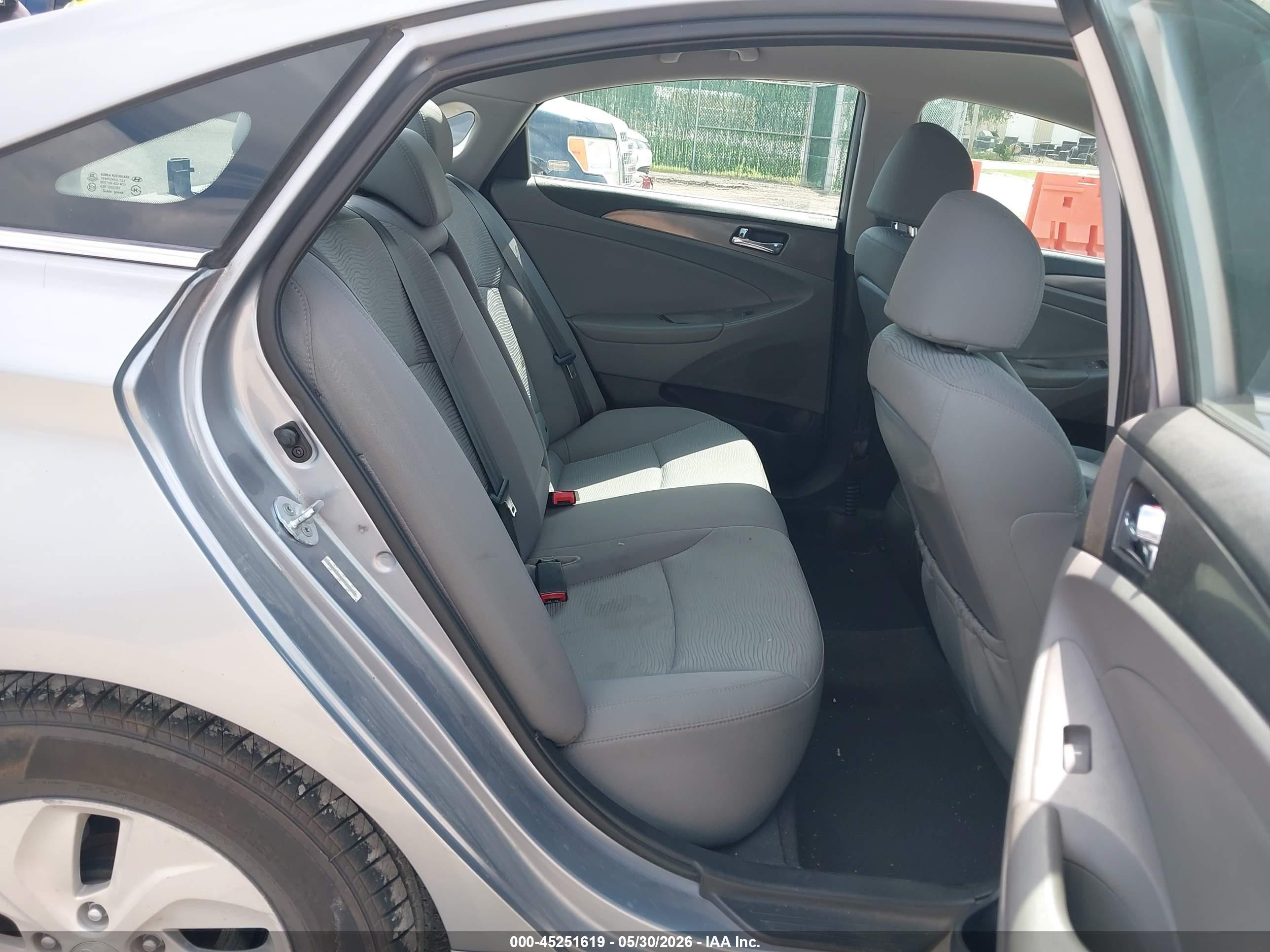 2015 Hyundai Sonata Hybrid   Silver vin: KMHEC4A42FA120693