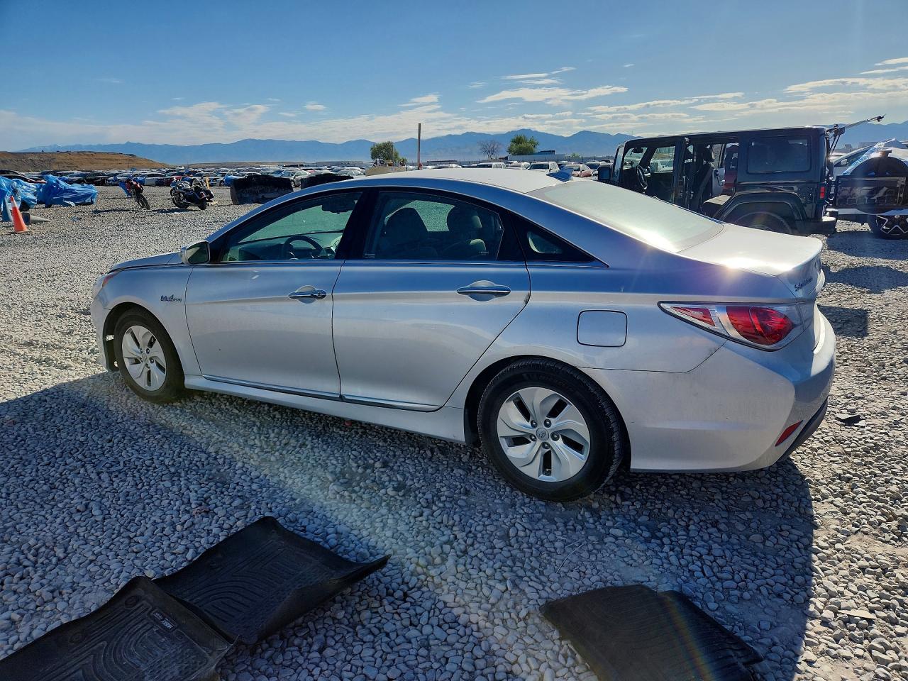 2015 Hyundai Sonata Hybrid Base Серебряный vin: KMHEC4A42FA128423