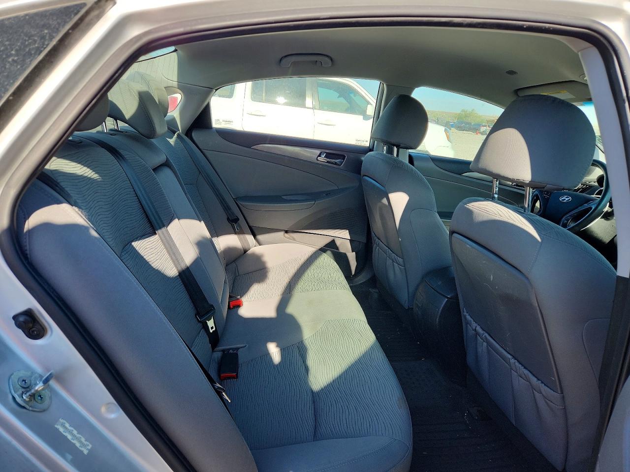2015 Hyundai Sonata Hybrid Base Серебряный vin: KMHEC4A42FA128423