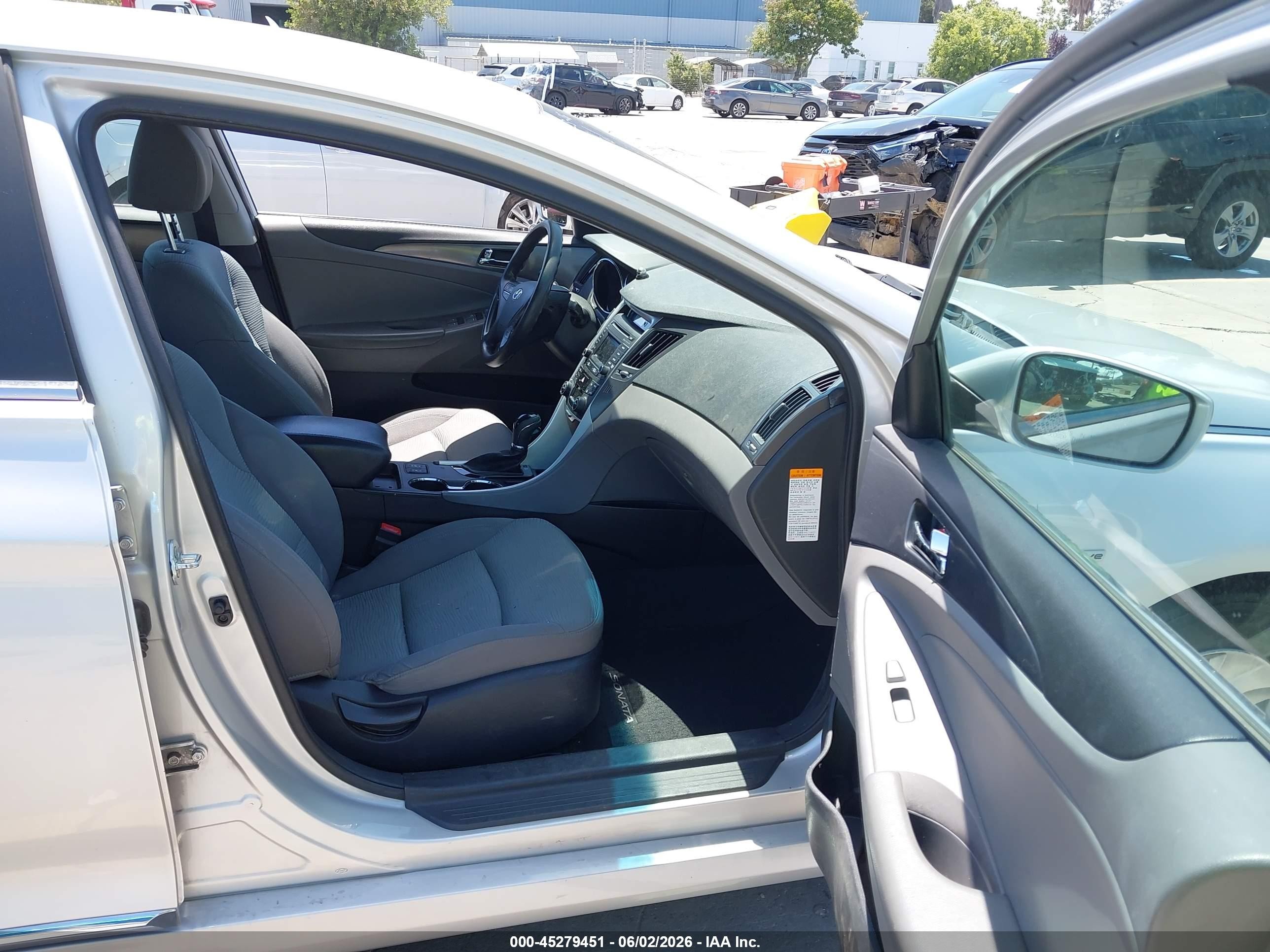 2015 Hyundai Sonata Hybrid   Silver vin: KMHEC4A42FA138692