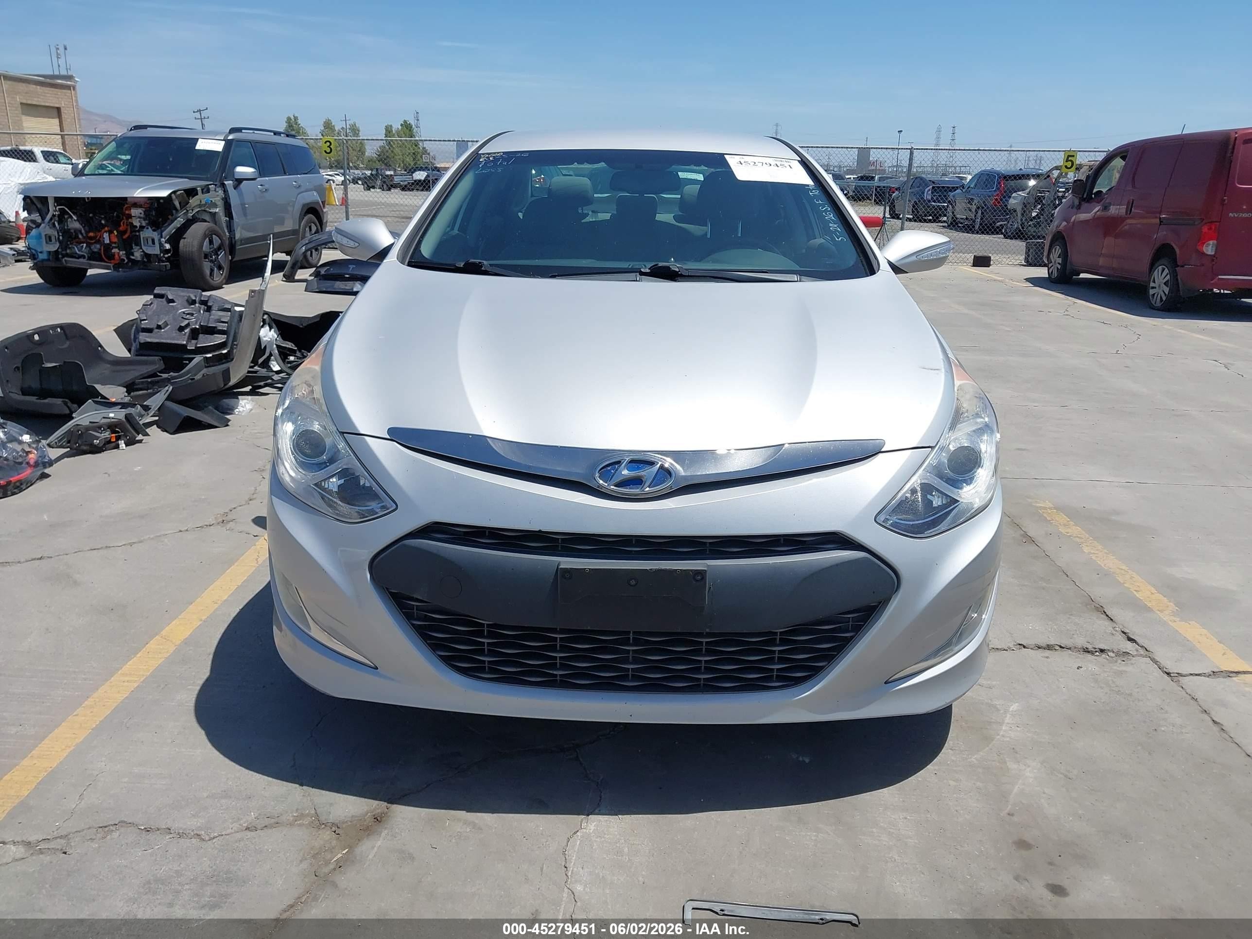 2015 Hyundai Sonata Hybrid   Silver vin: KMHEC4A42FA138692