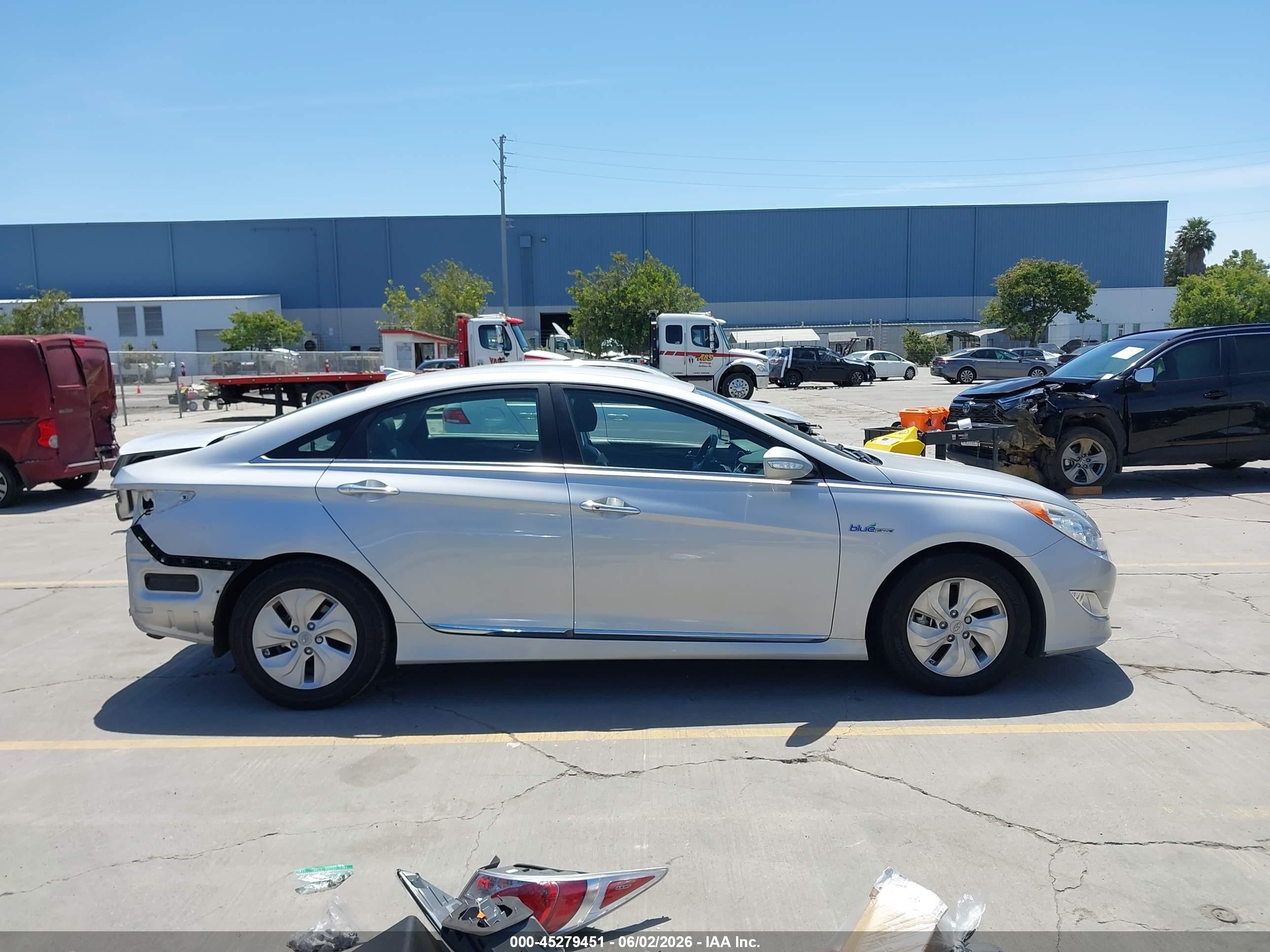 2015 Hyundai Sonata Hybrid   Silver vin: KMHEC4A42FA138692
