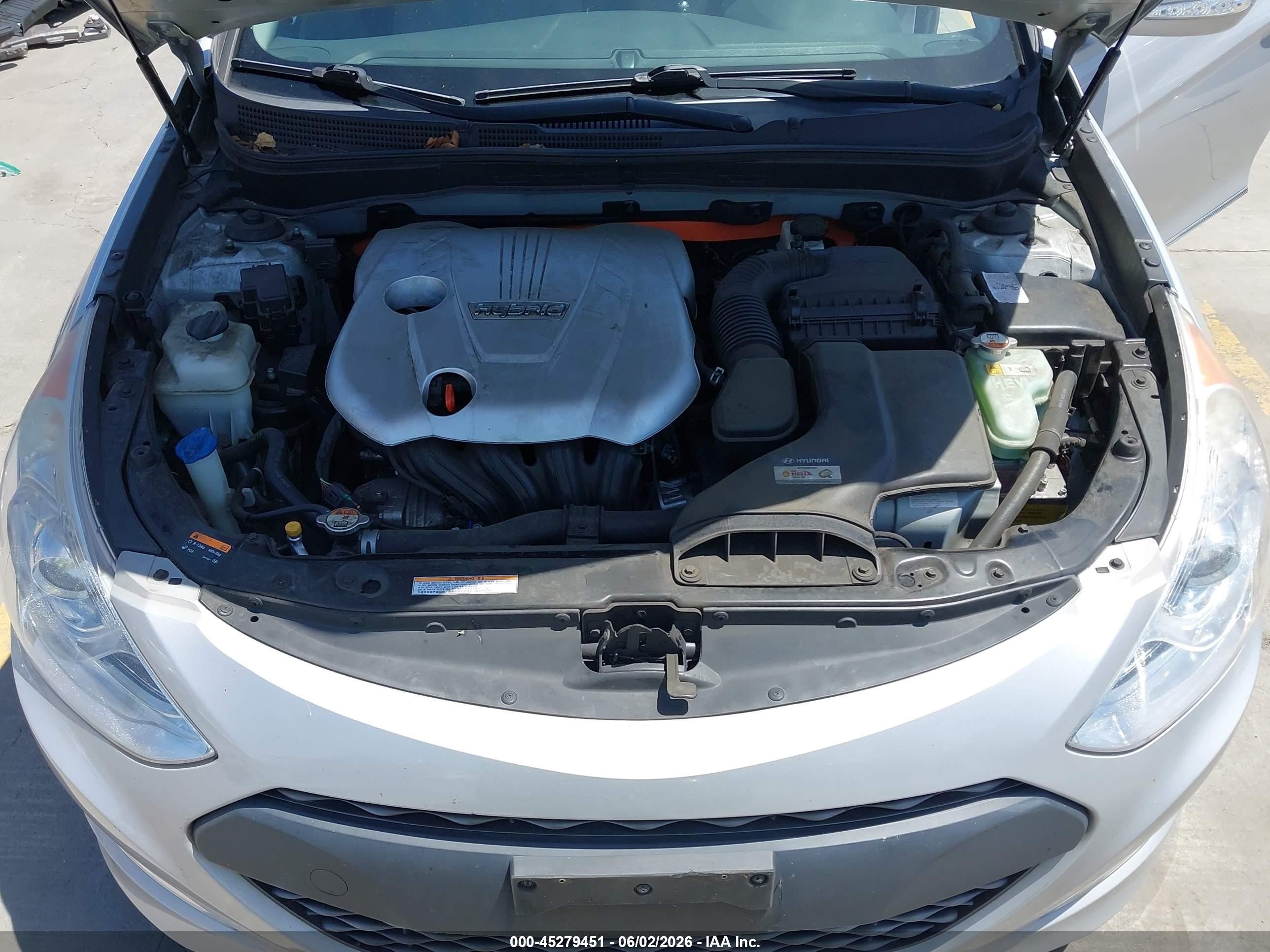 2015 Hyundai Sonata Hybrid   Silver vin: KMHEC4A42FA138692
