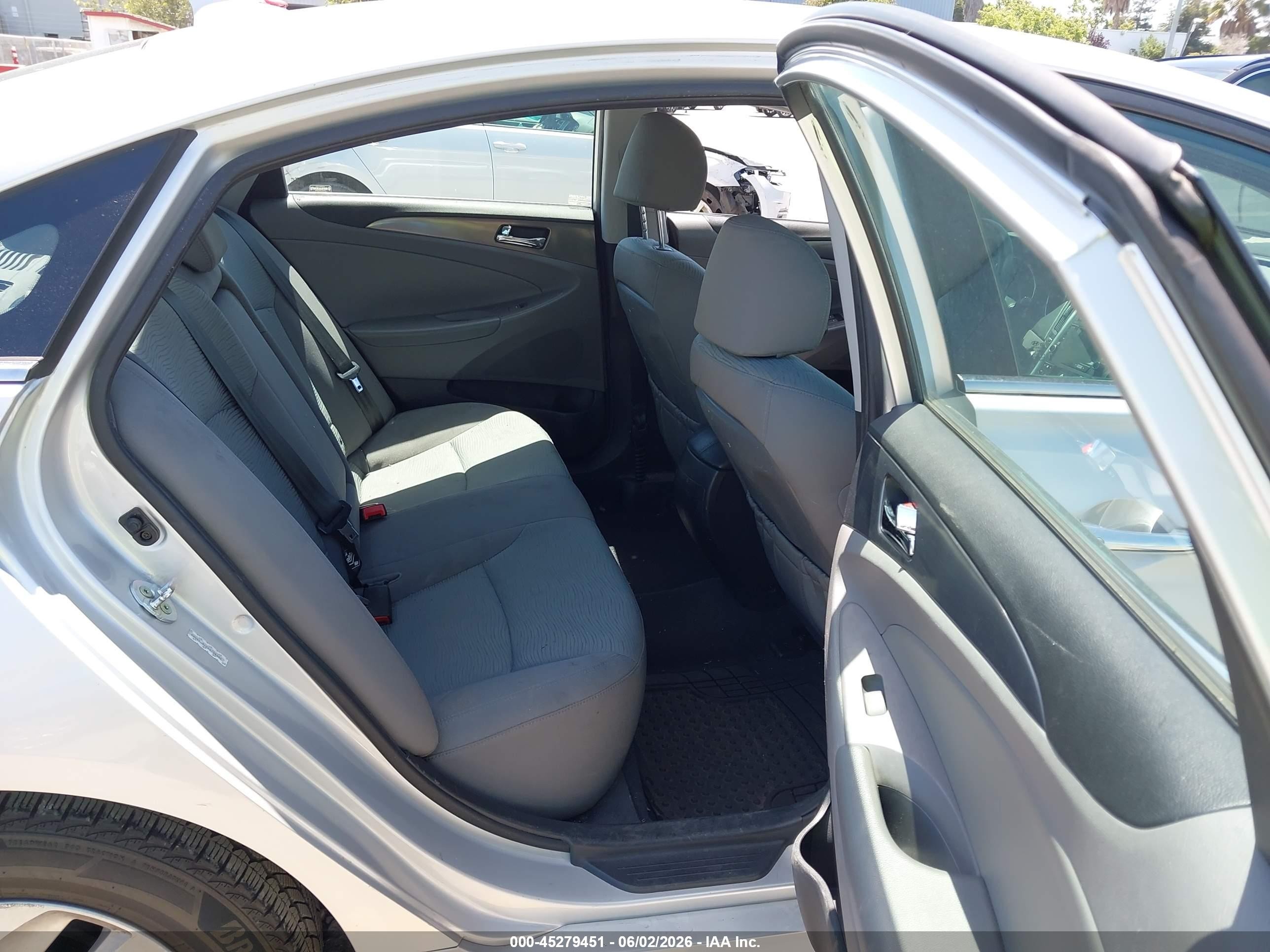 2015 Hyundai Sonata Hybrid   Silver vin: KMHEC4A42FA138692
