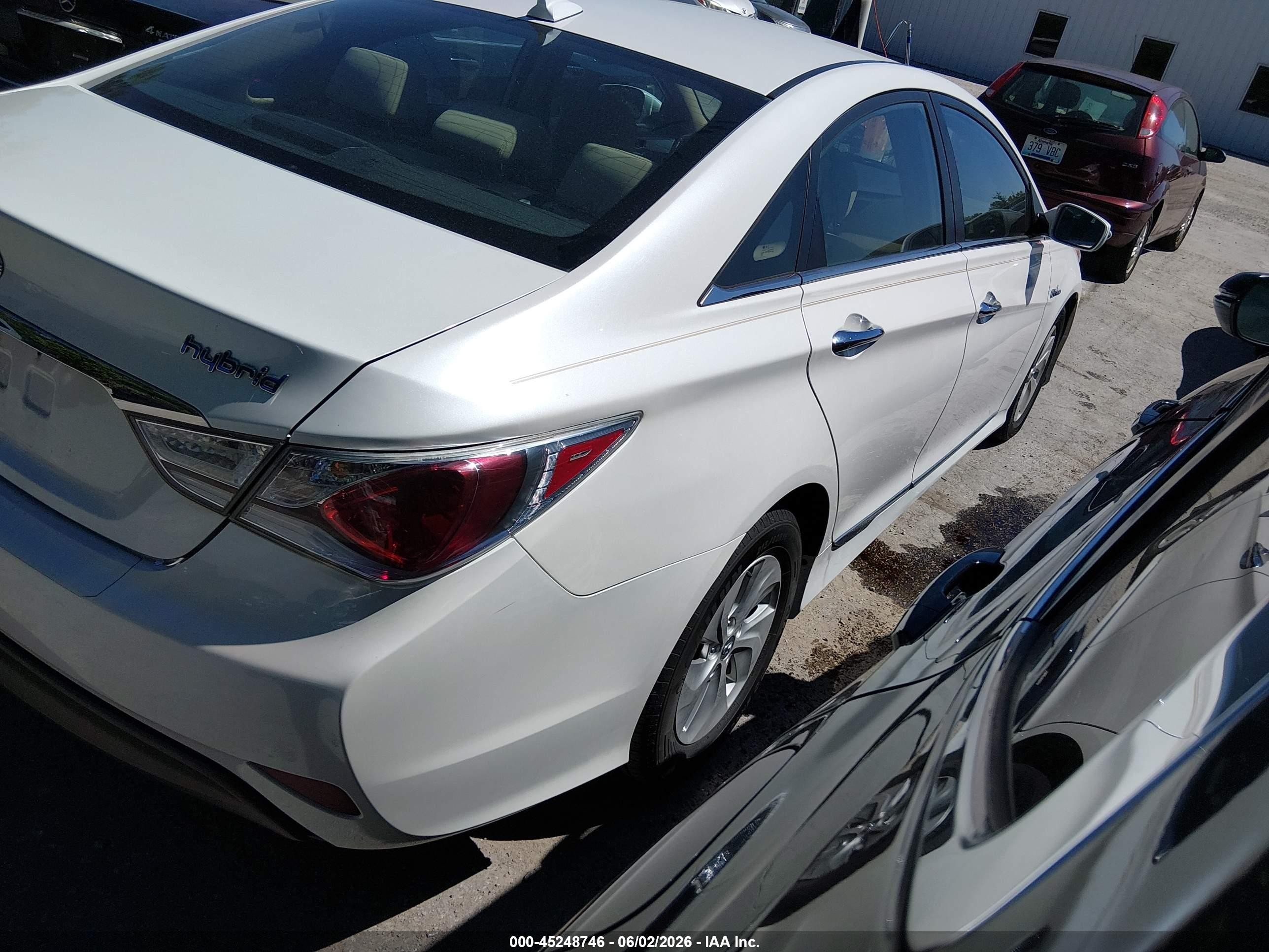 2015 Hyundai Sonata Hybrid   White vin: KMHEC4A42FA139647