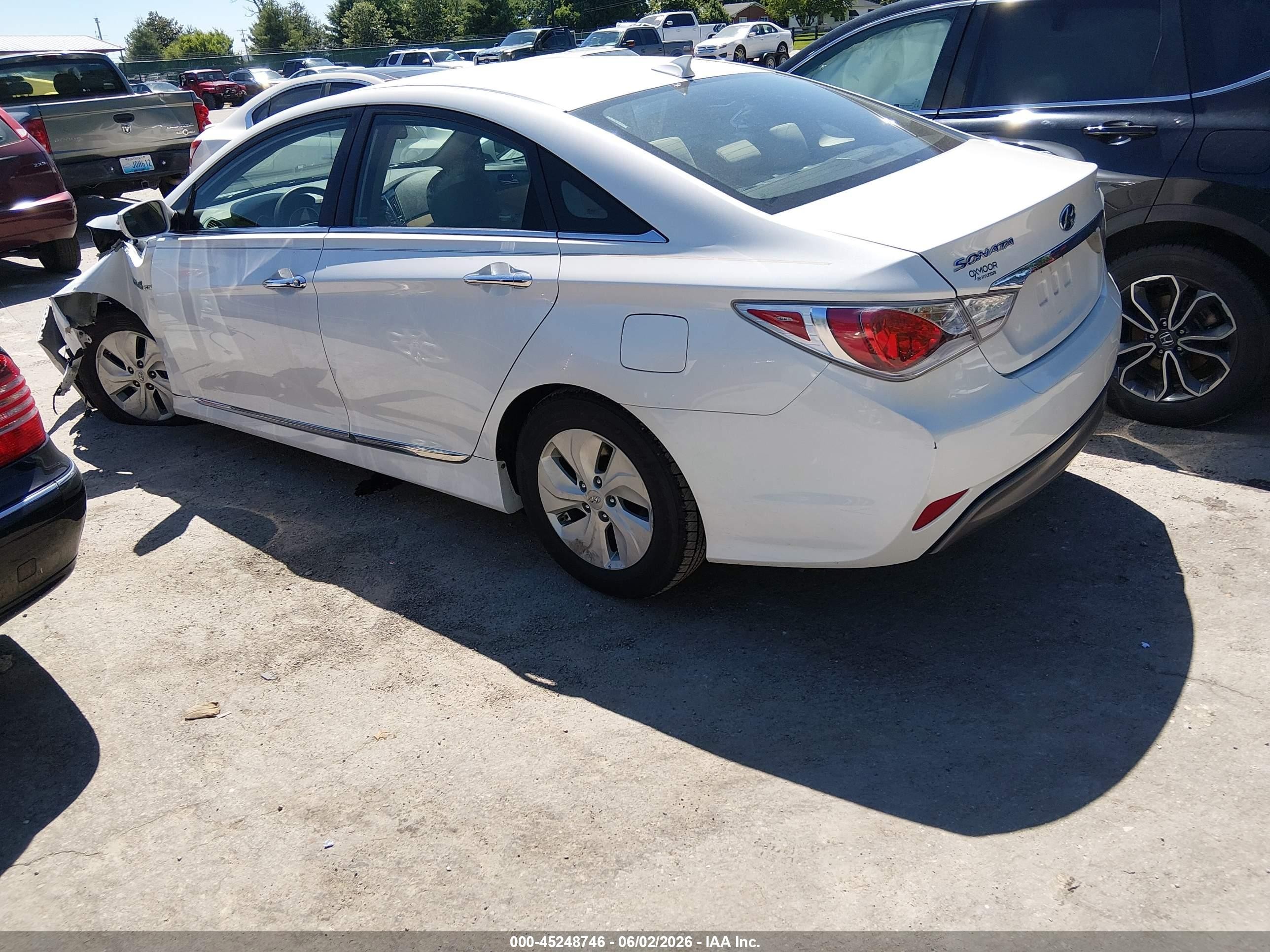 2015 Hyundai Sonata Hybrid   White vin: KMHEC4A42FA139647