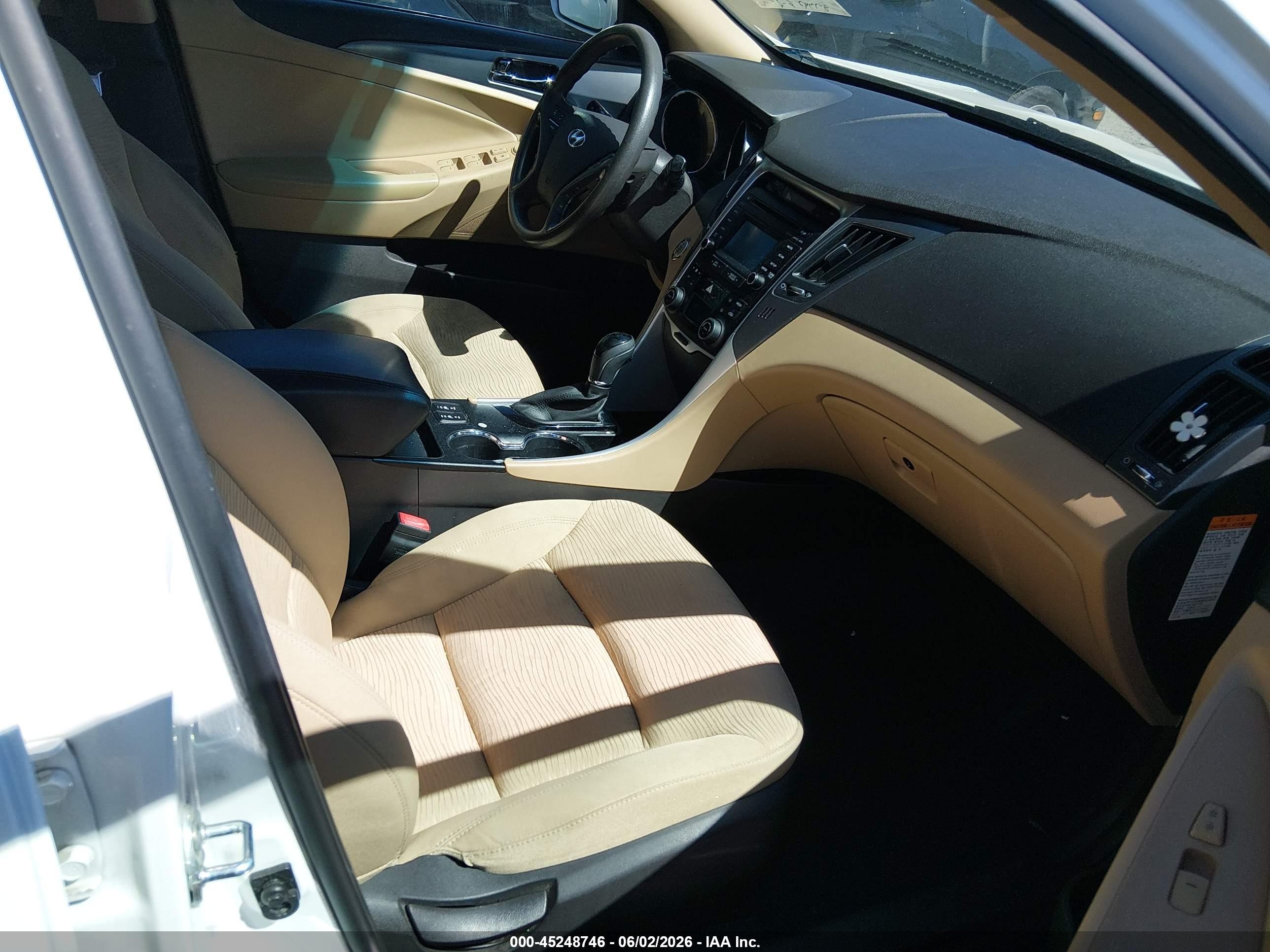 2015 Hyundai Sonata Hybrid   White vin: KMHEC4A42FA139647