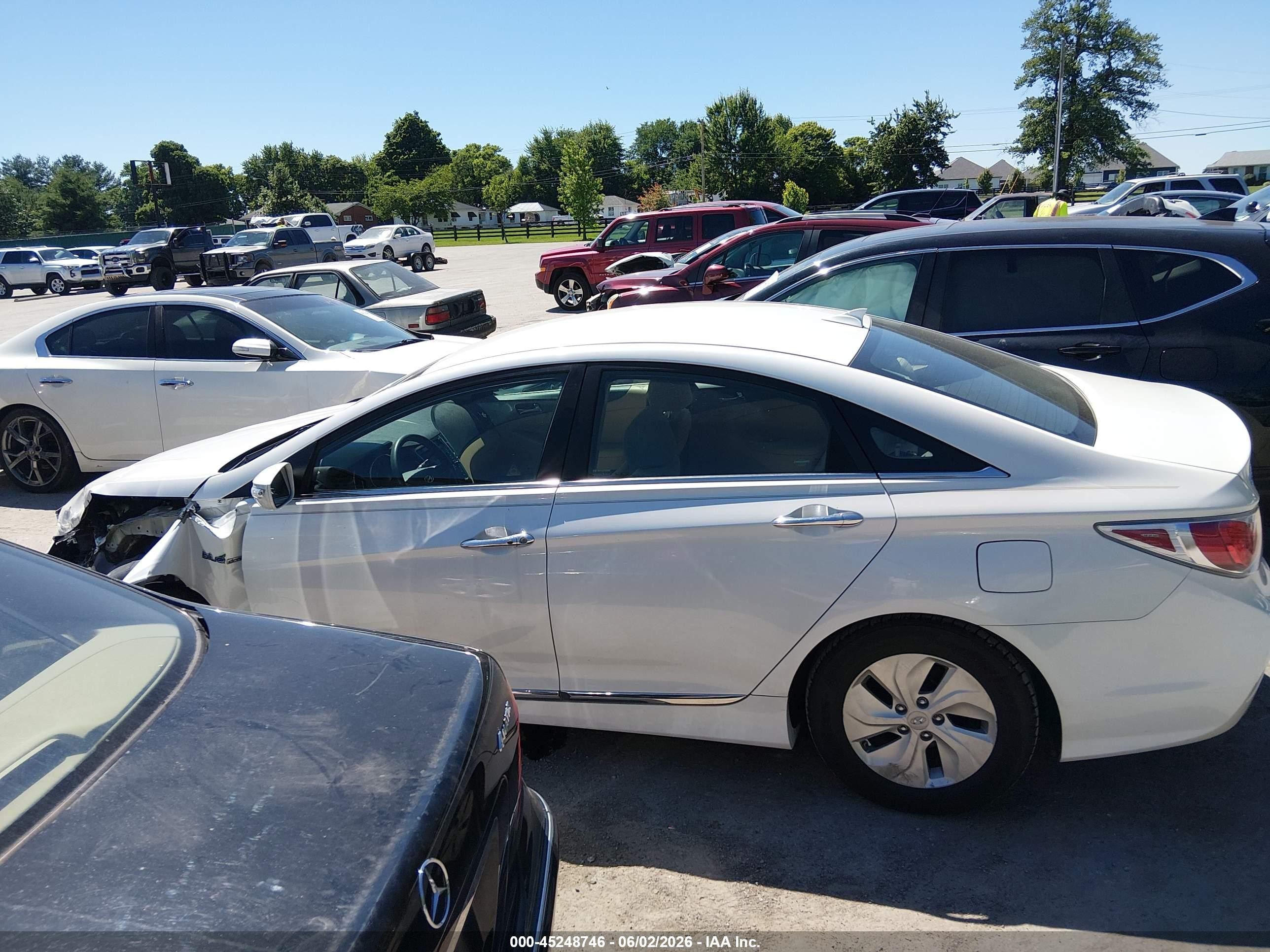 2015 Hyundai Sonata Hybrid   White vin: KMHEC4A42FA139647