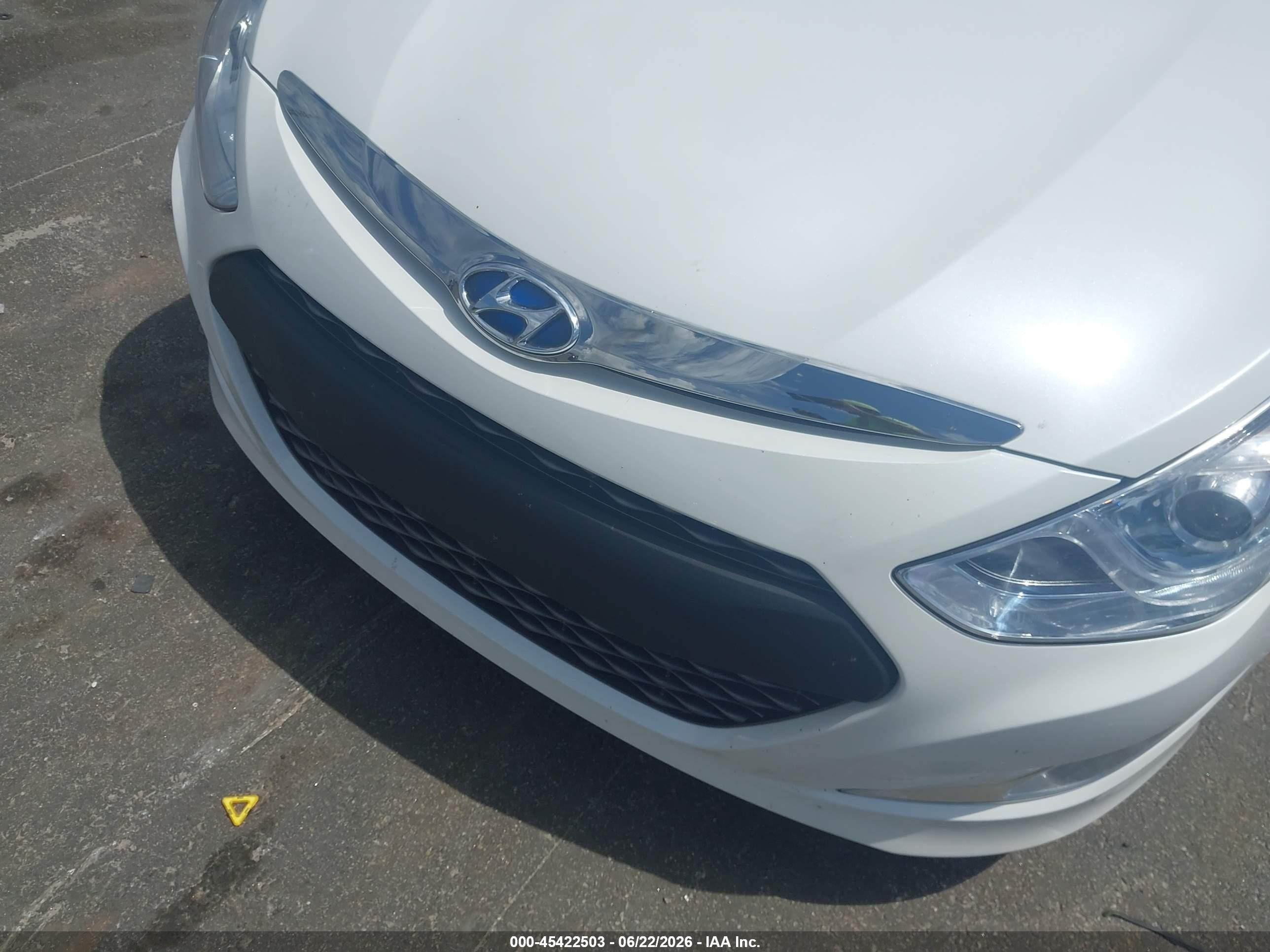 2015 Hyundai Sonata Hybrid   White vin: KMHEC4A42FA139731