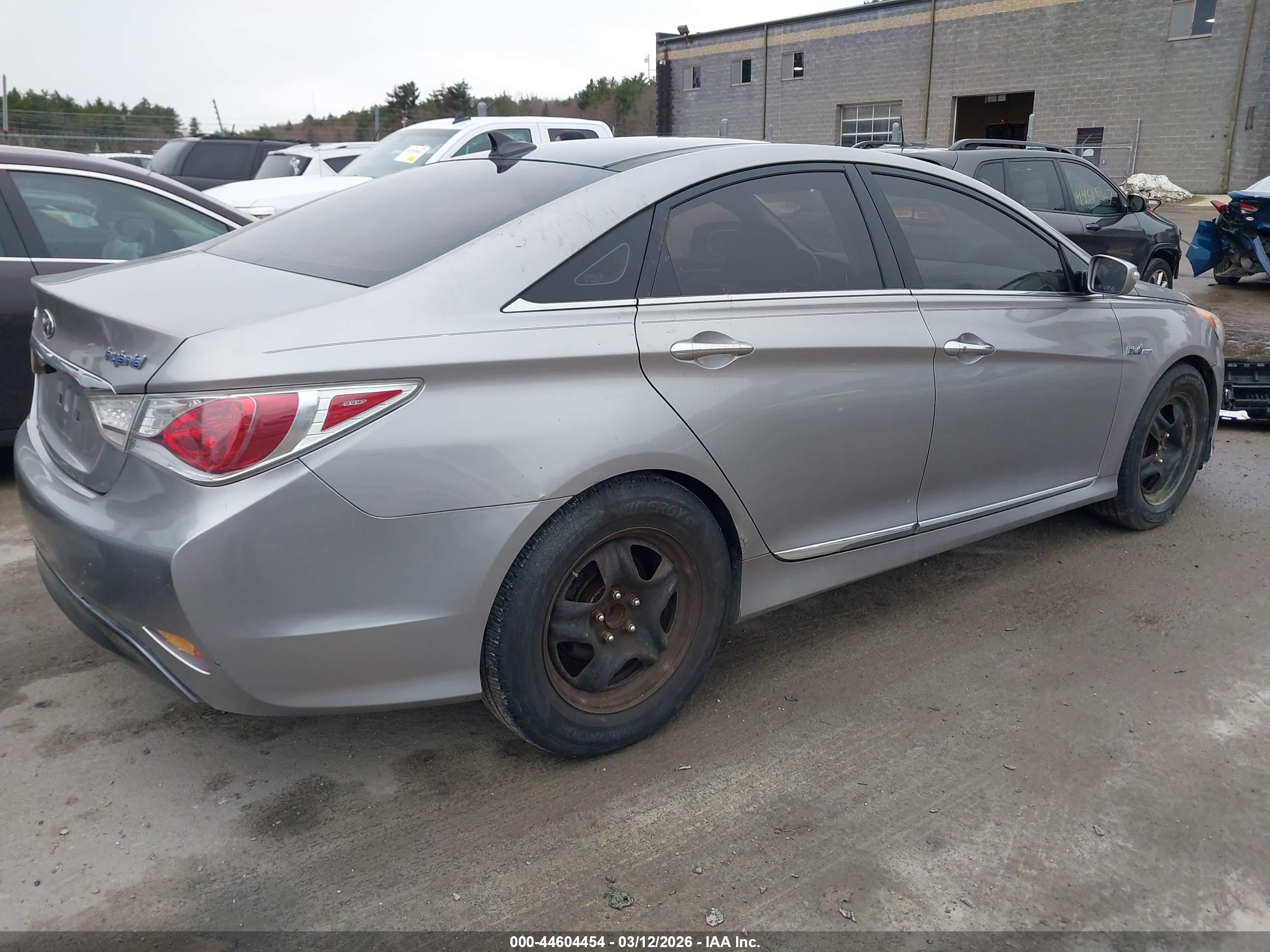 2011 Hyundai Sonata Hybrid   Silver vin: KMHEC4A43BA018975