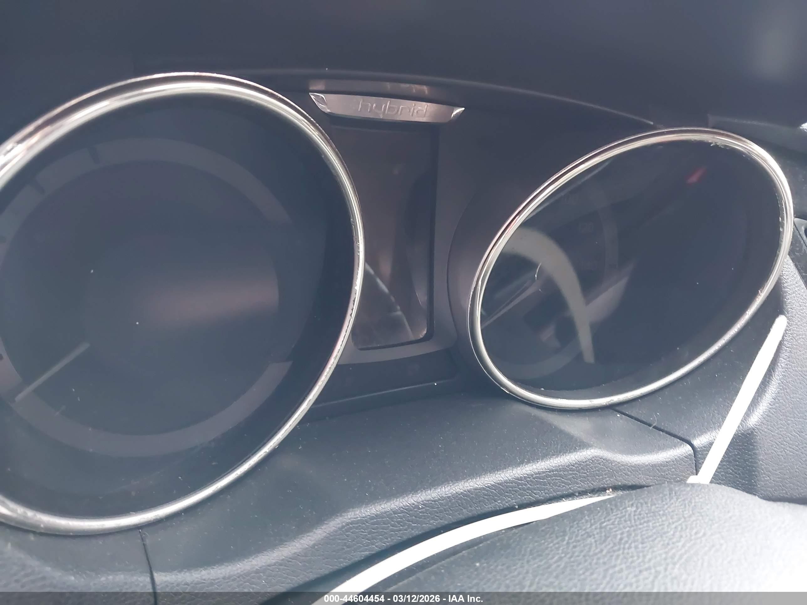 2011 Hyundai Sonata Hybrid   Silver vin: KMHEC4A43BA018975