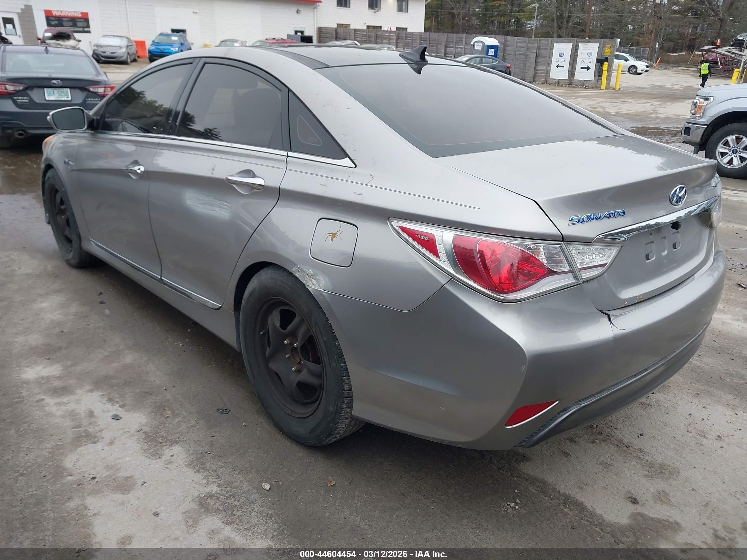 2011 Hyundai Sonata Hybrid   Silver vin: KMHEC4A43BA018975