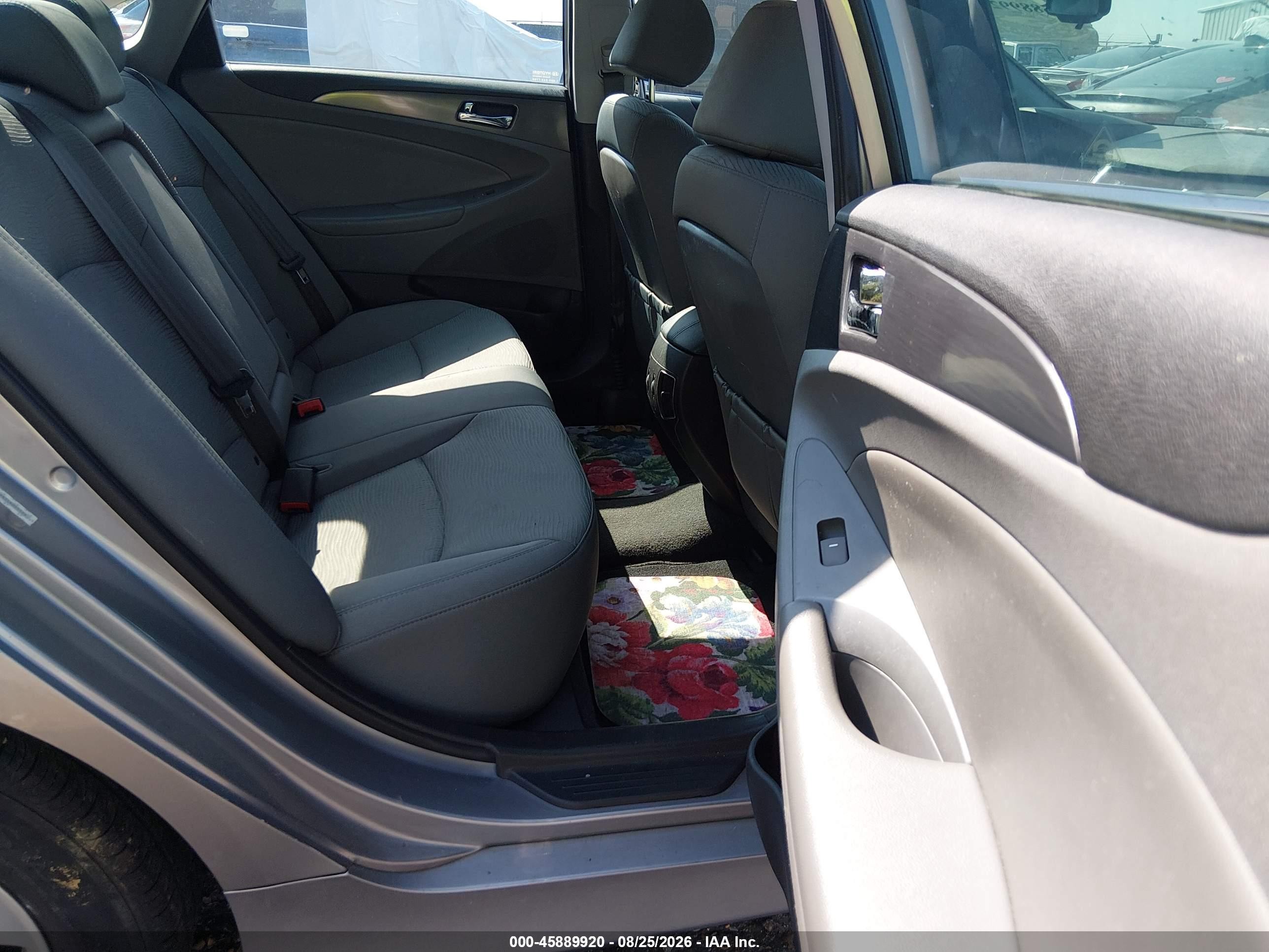 2012 Hyundai Sonata Hybrid   Silver vin: KMHEC4A43CA059964