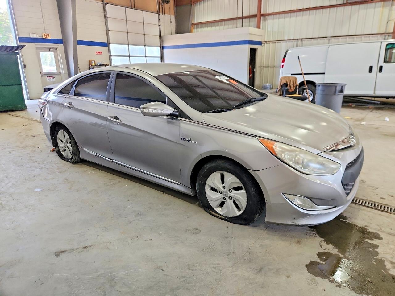 2013 Hyundai Sonata Hybrid Серебряный vin: KMHEC4A43DA064826