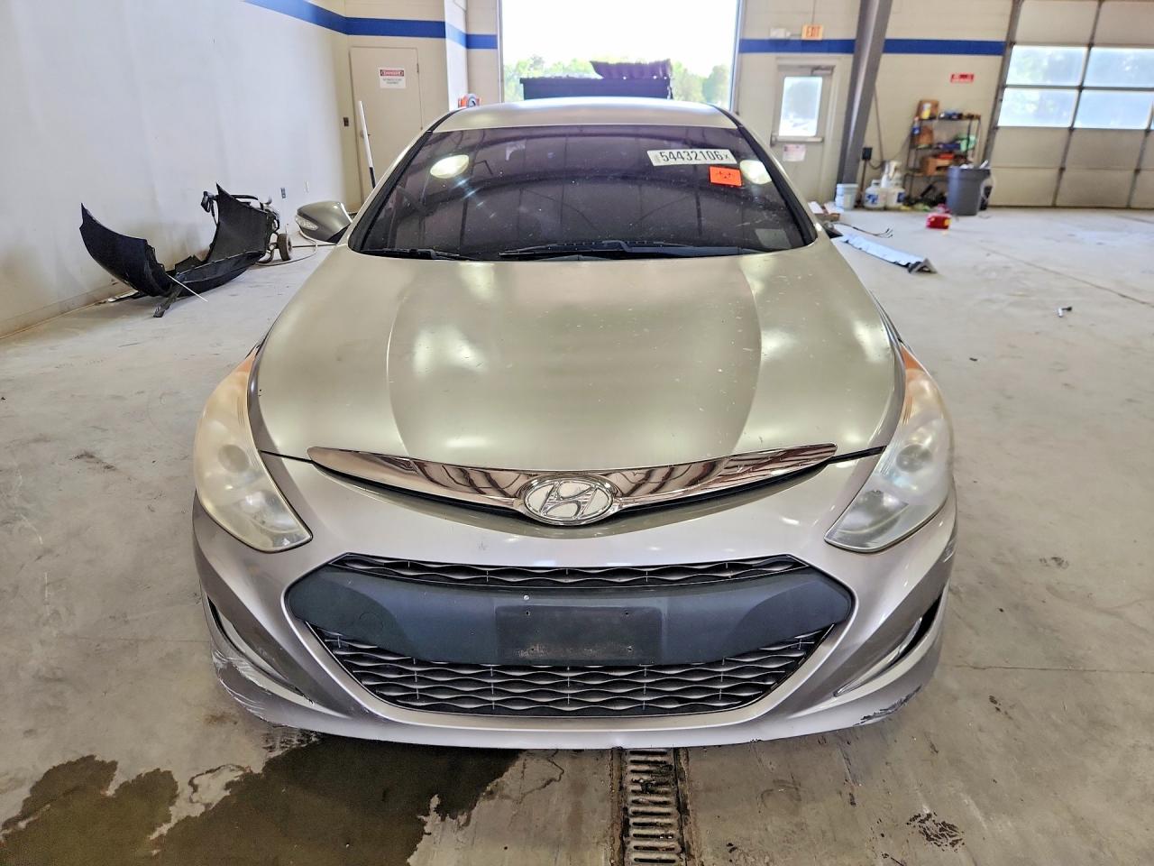 2013 Hyundai Sonata Hybrid Серебряный vin: KMHEC4A43DA064826