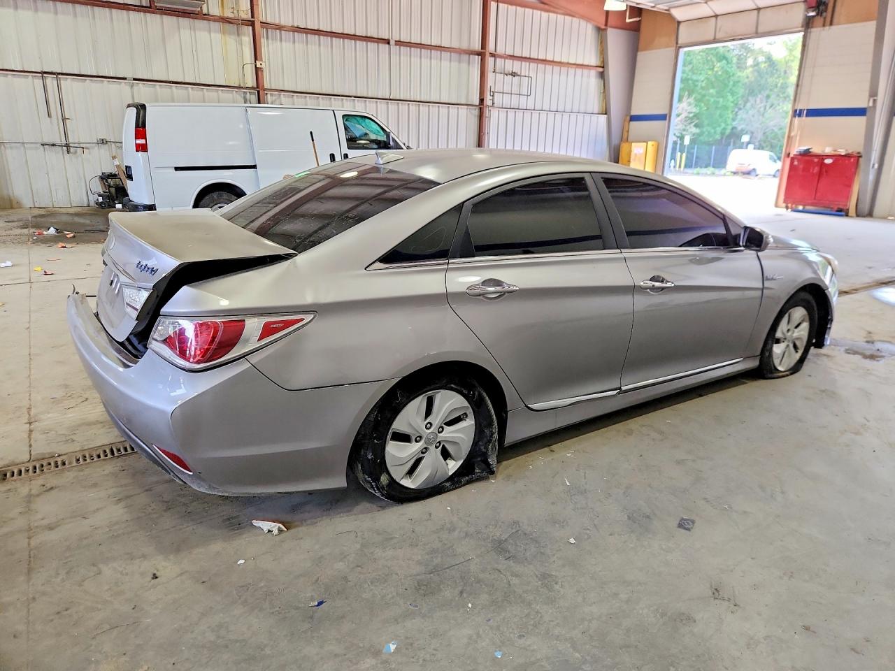 2013 Hyundai Sonata Hybrid Серебряный vin: KMHEC4A43DA064826