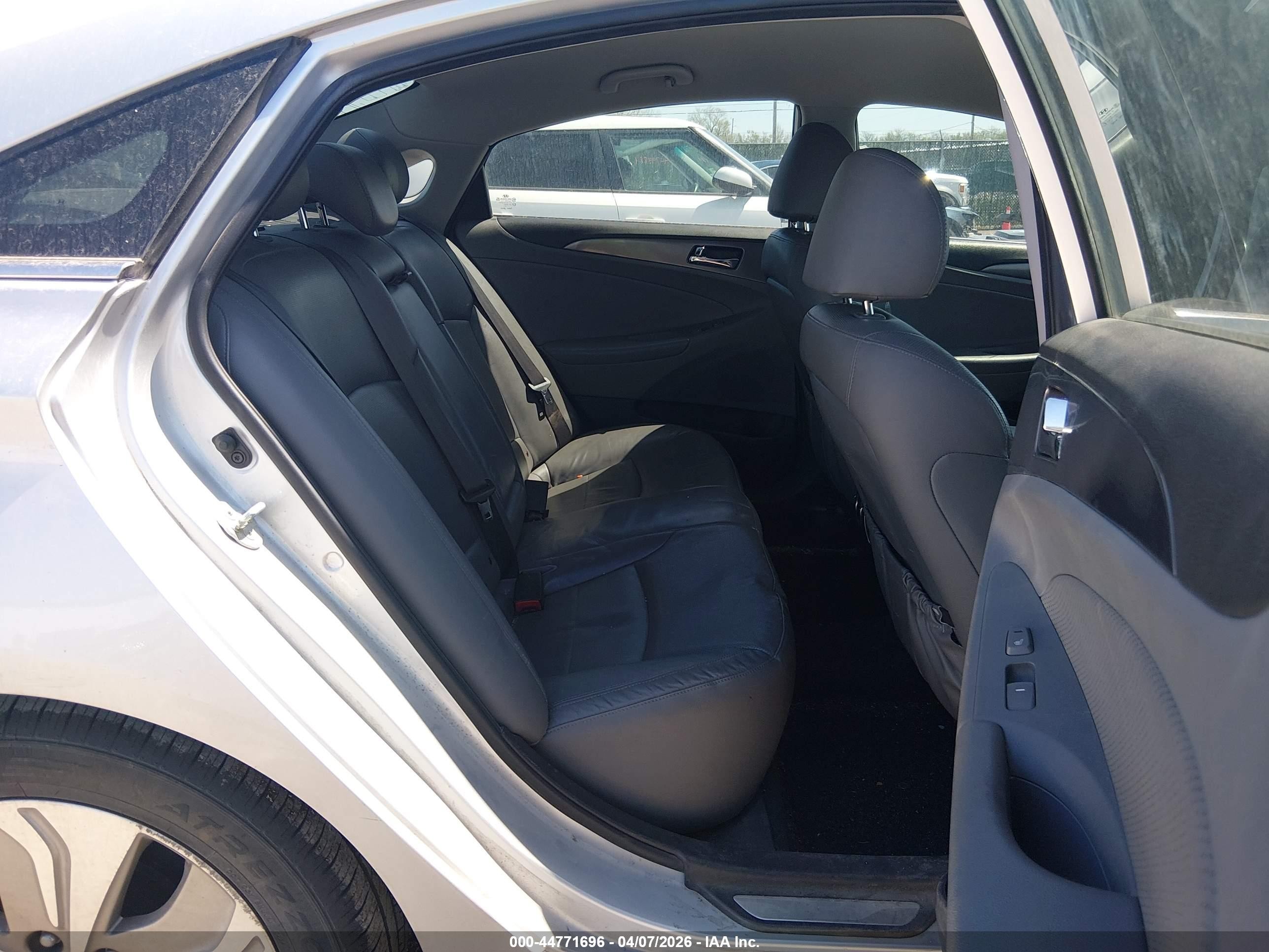 2013 Hyundai Sonata Hybrid Limited Silver vin: KMHEC4A43DA093646