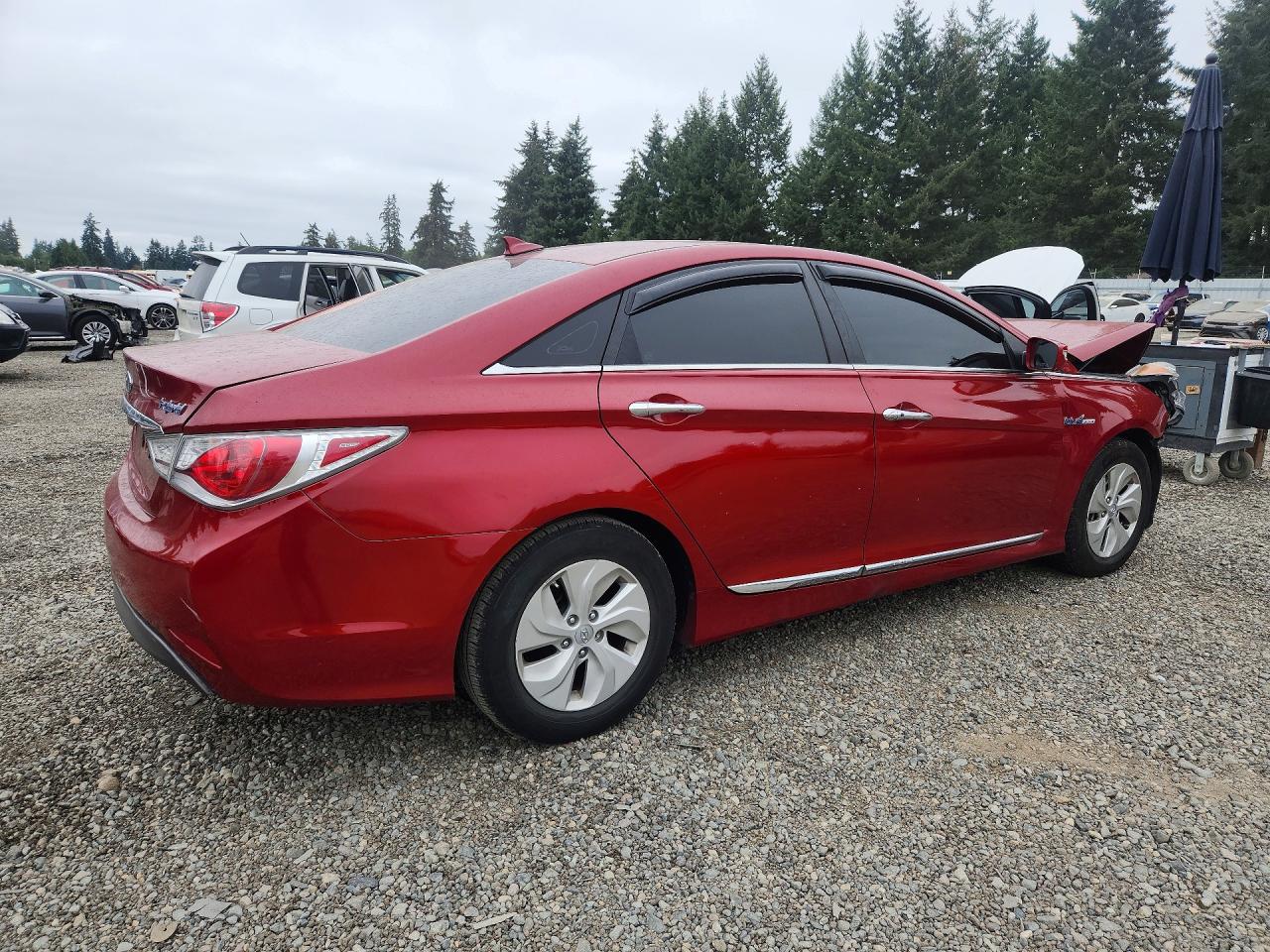 2015 Hyundai Sonata Hybrid Base Red vin: KMHEC4A43FA128379