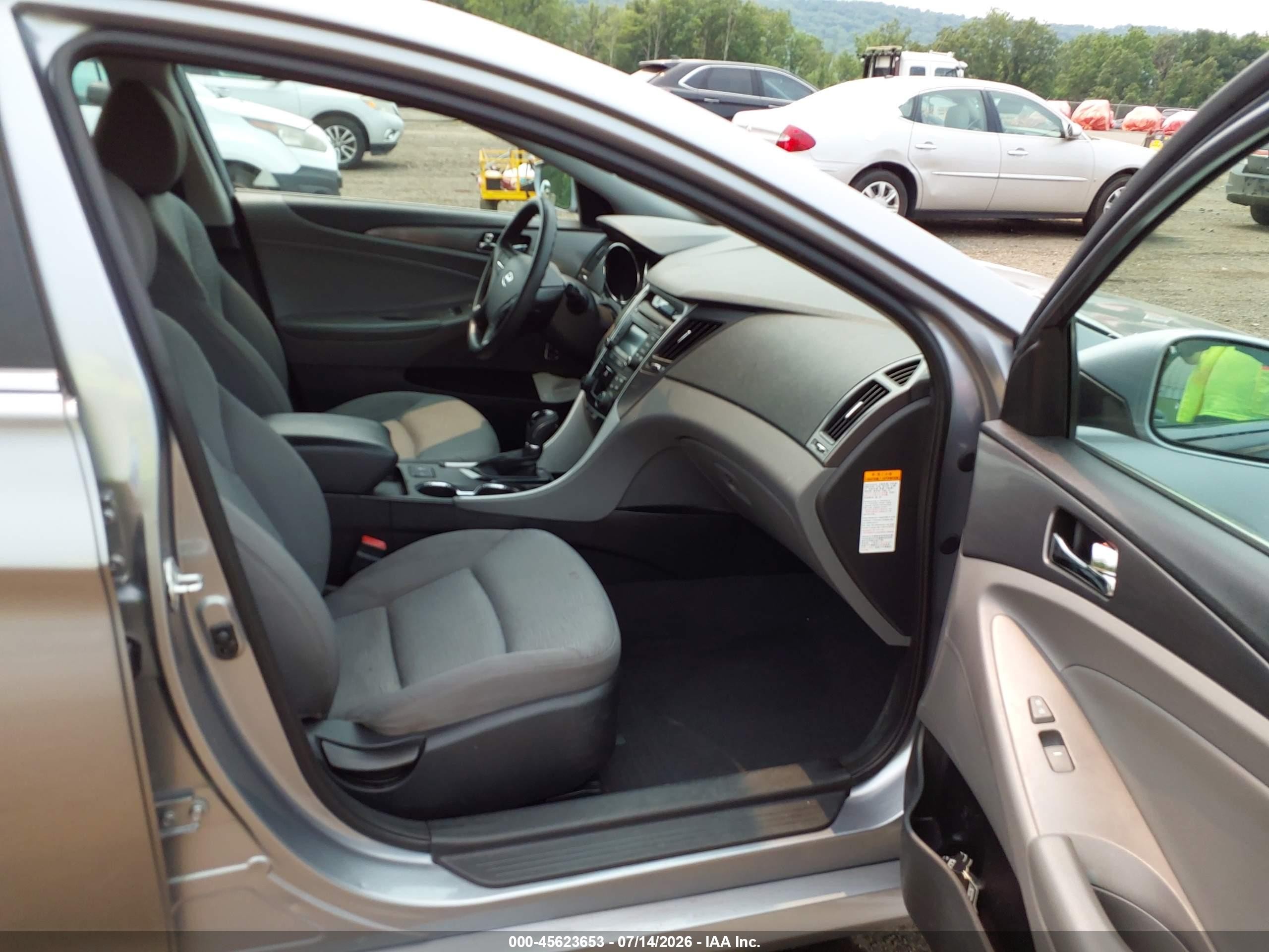 2015 Hyundai Sonata Hybrid   Серебряный vin: KMHEC4A43FA132013