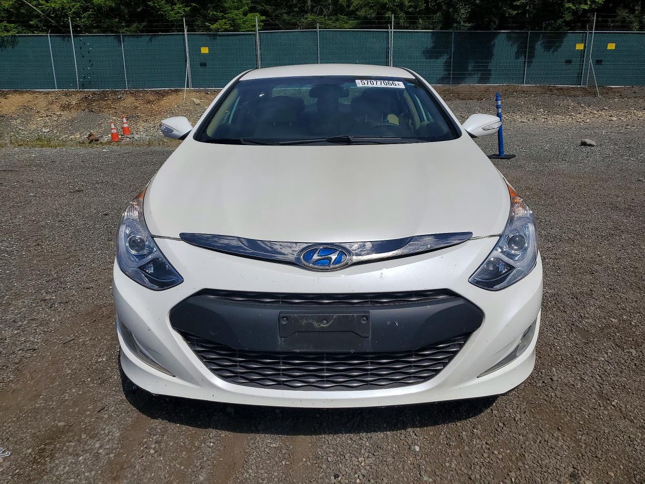2015 Hyundai Sonata Hybrid Base Белый vin: KMHEC4A43FA135378
