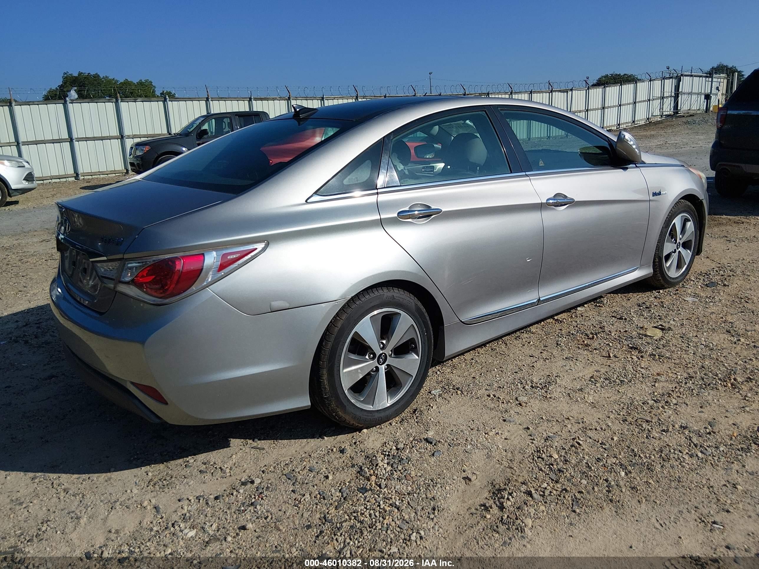 2012 Hyundai Sonata Hybrid   Серебряный vin: KMHEC4A44CA023345