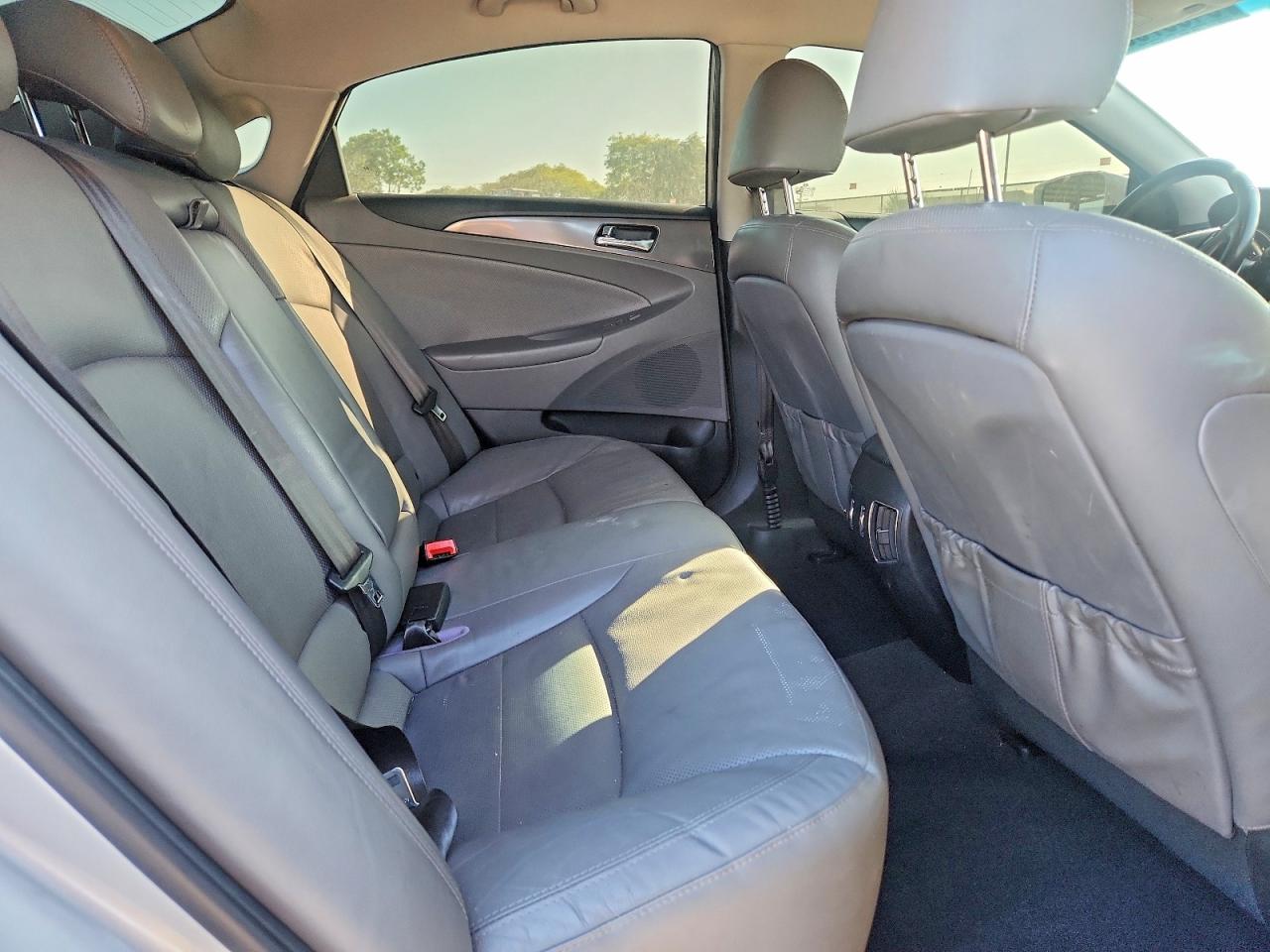 2013 Hyundai Sonata Hybrid Silver vin: KMHEC4A44DA071798