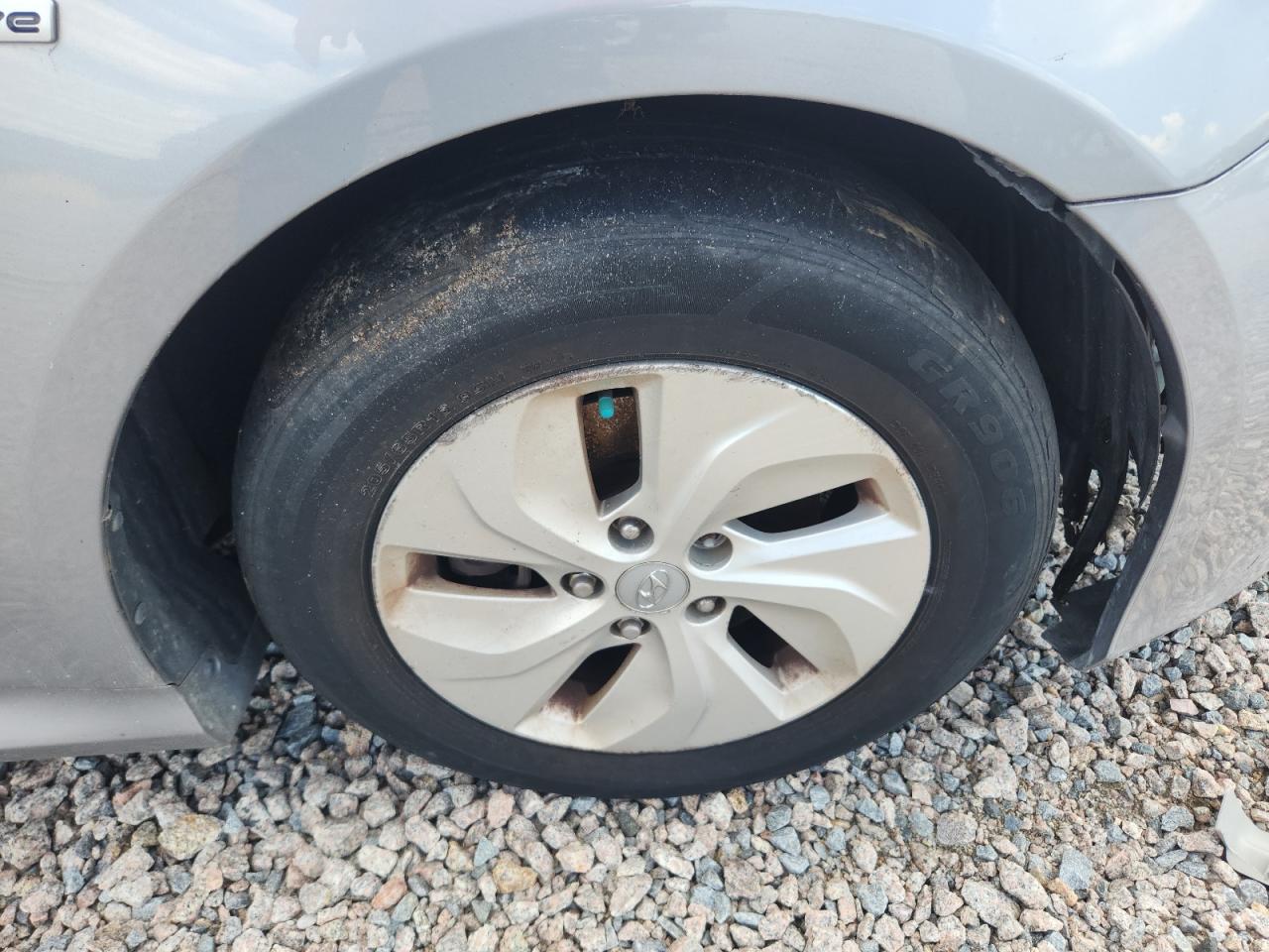2014 Hyundai Sonata Hybrid Silver vin: KMHEC4A44EA117678 Damage: Right Front Wheel, Curb Rash, > 12 Inches