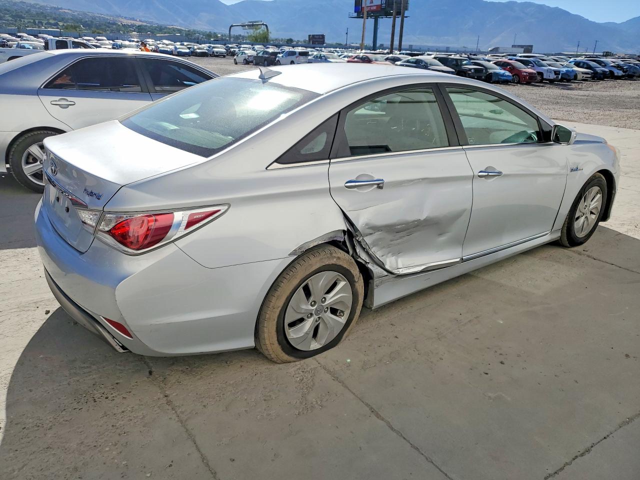 2015 Hyundai Sonata Hybrid Base Silver vin: KMHEC4A44FA118427
